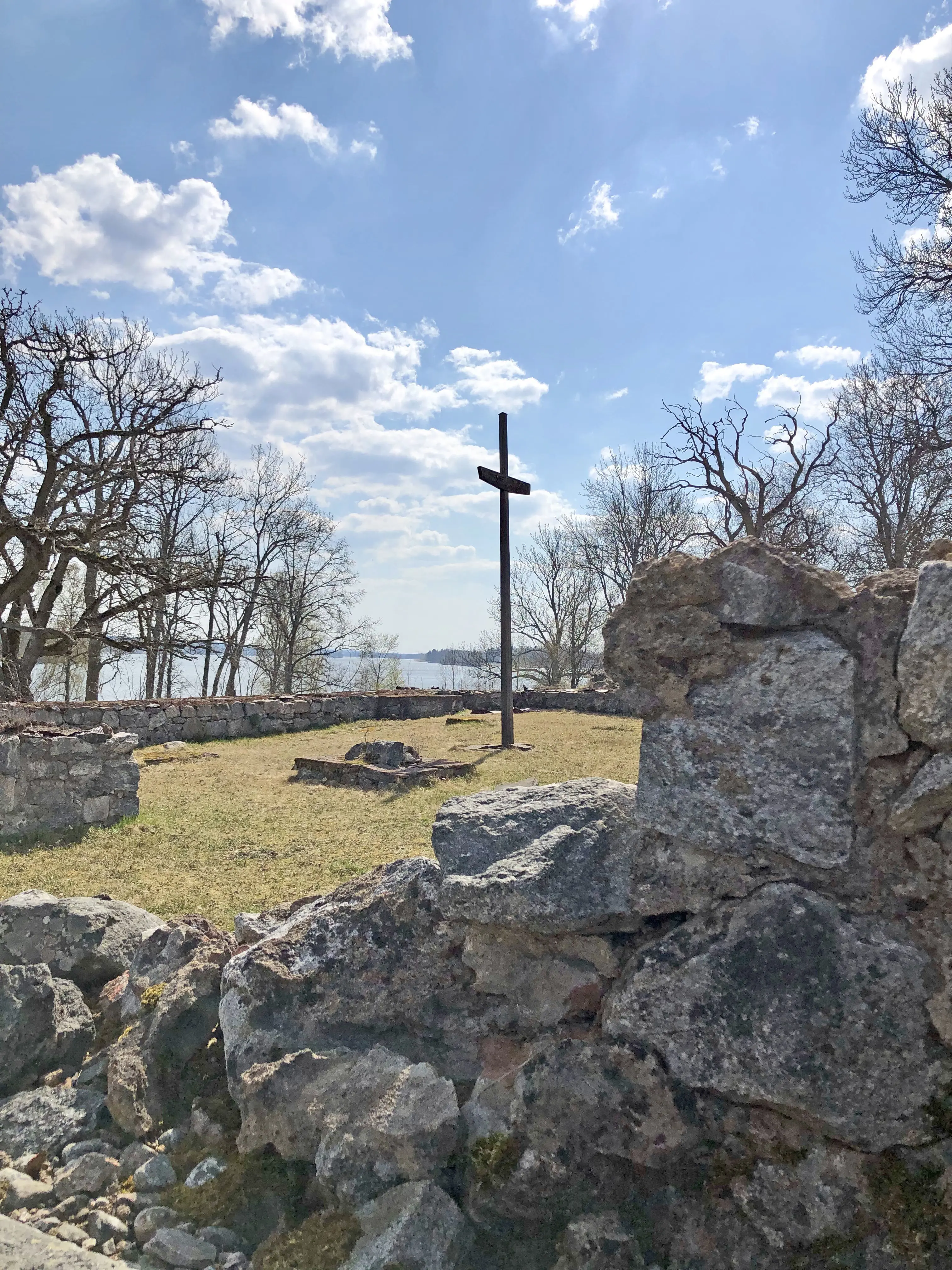 Vårfruberga klosterruin vid Kungsbergs kungsgård. Ett kors är rest bland mur-resterna. Tidig vår.