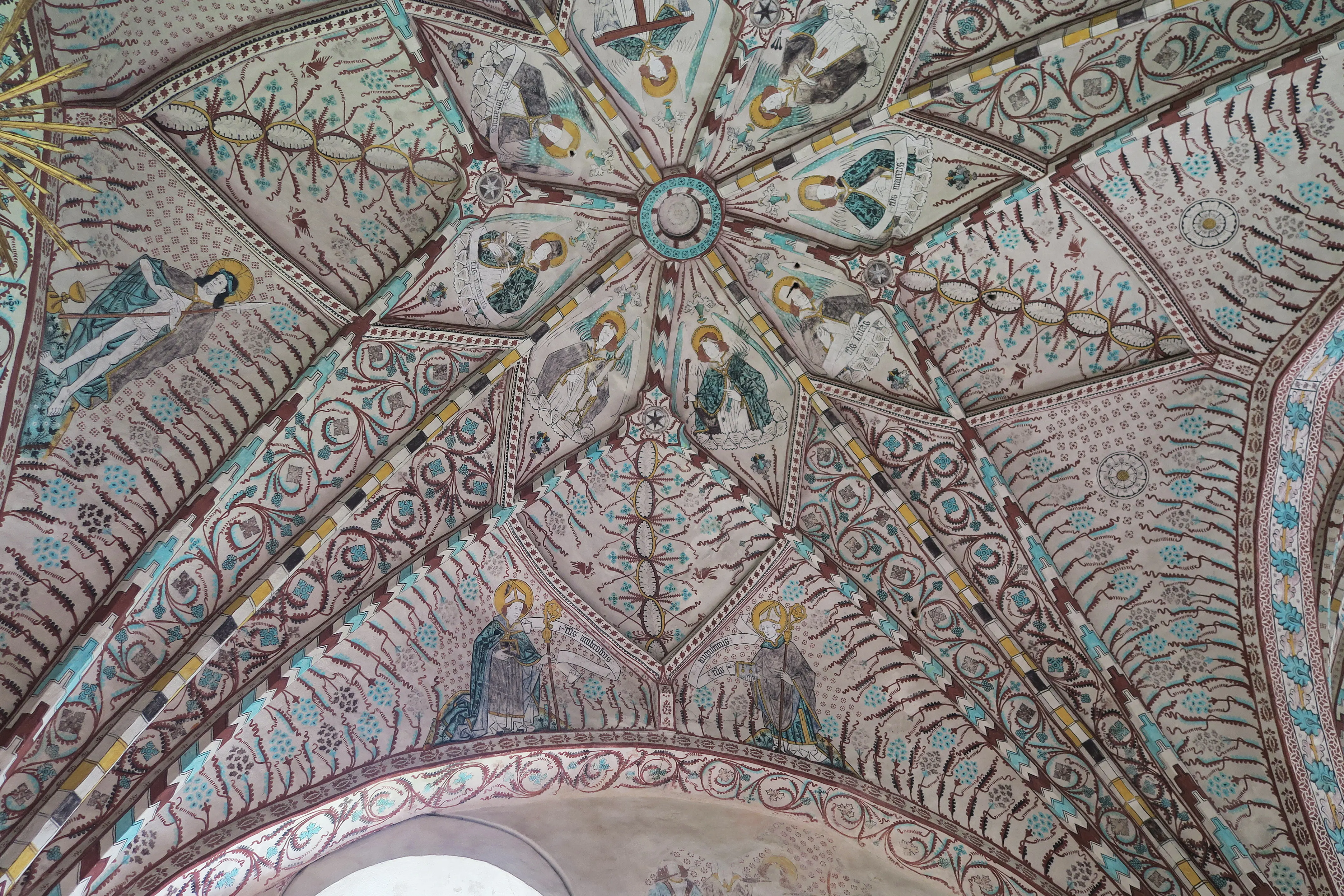 Enångers gamla kyrka. Innertak med stjärnvalv, bemålat med snirkliga växtmönster och helgonfigurer.