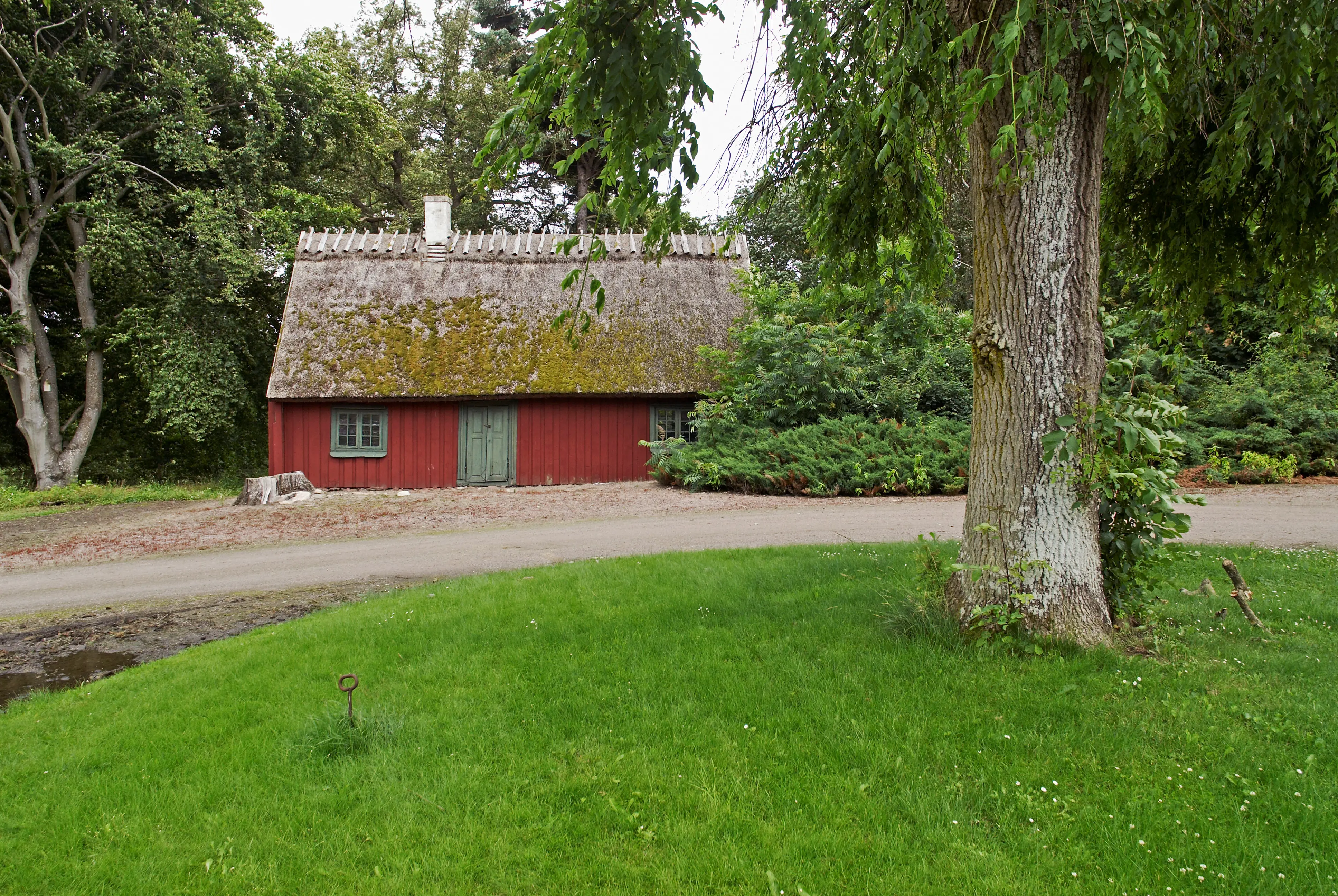 Stenbockens hus. Flygelbyggnad från slutet av 1600talet. Ett litet rödmålat trähus med agtak.