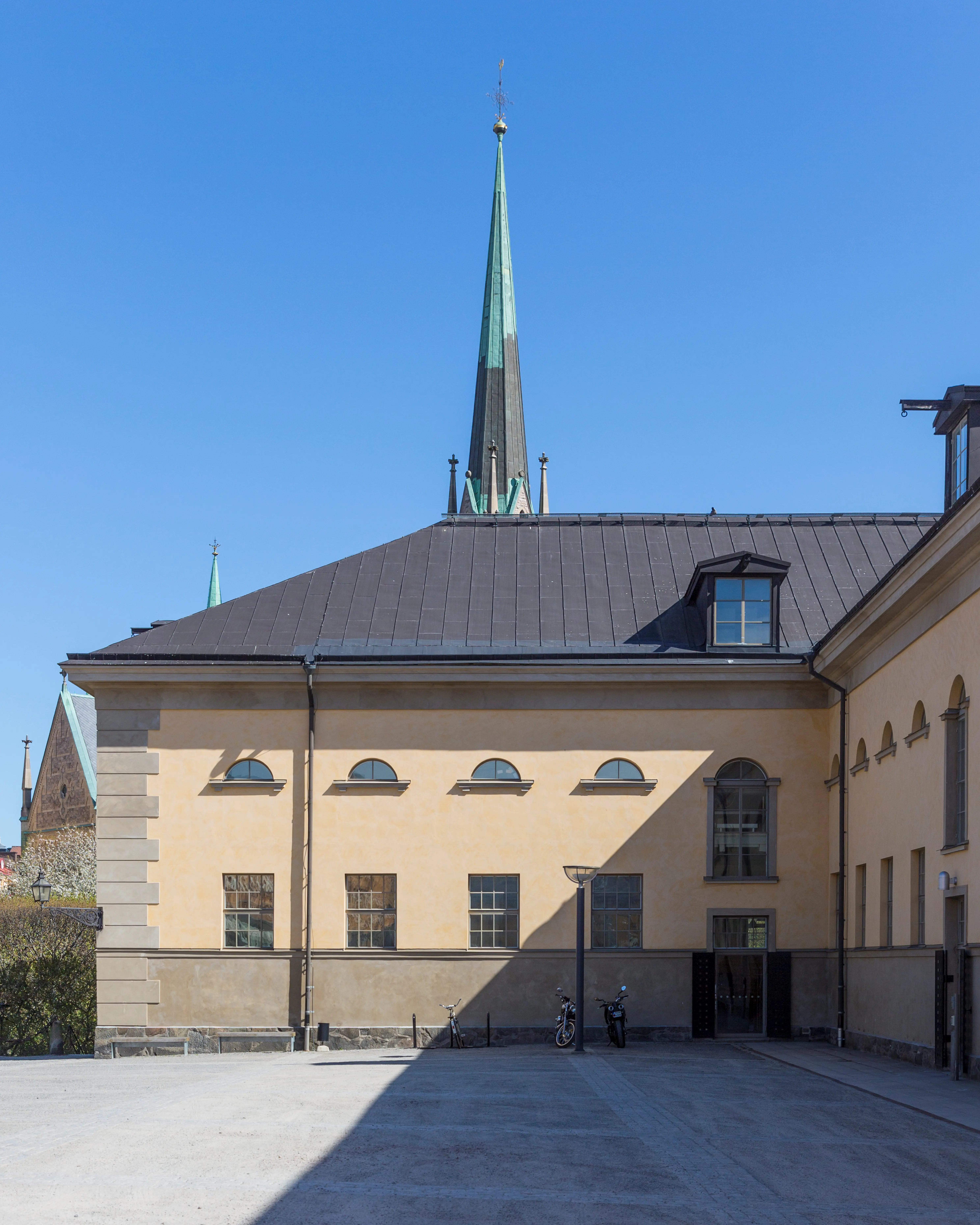 Exteriör, Östra stallet i kvarteret Krubban. Bakom byggnaden skymtar Oscars kyrka.