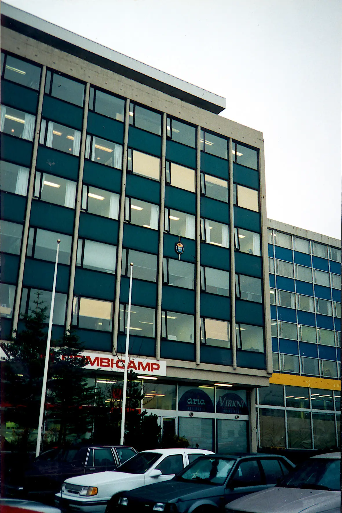 Reykjavik, ambassad-kansli. Kansliet är inhyst i ett höghus av betong.