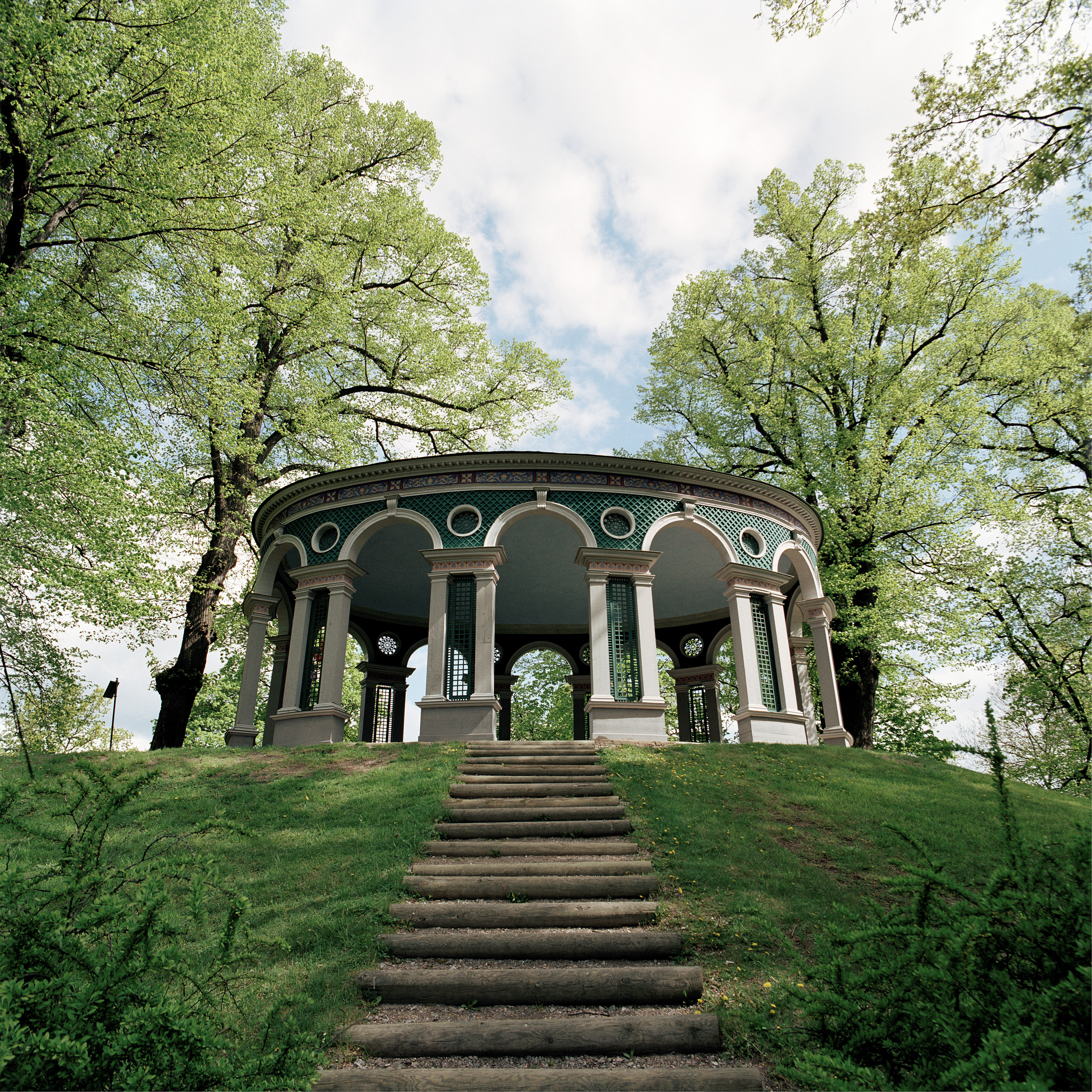 Ekotemplet i Hagaparken. Rund paviljong på en kulle. Vår och grönska.