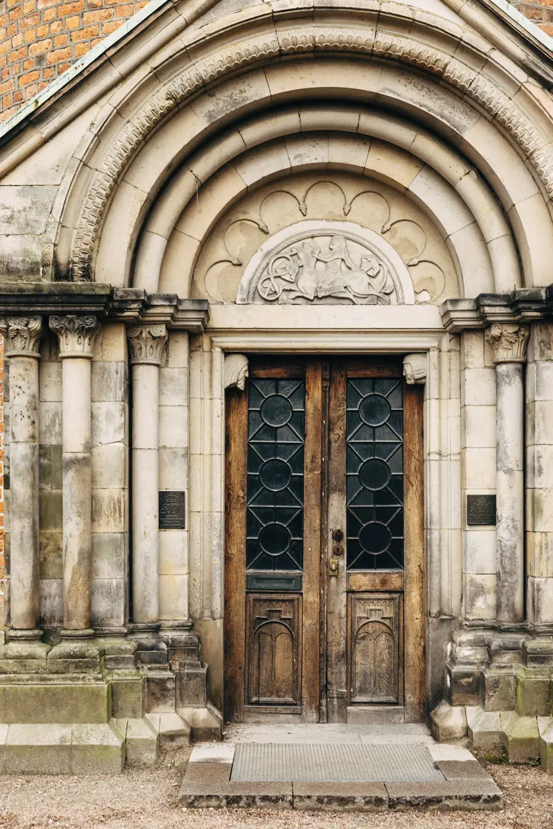 Dörr till Kungshuset sedd utifrån.