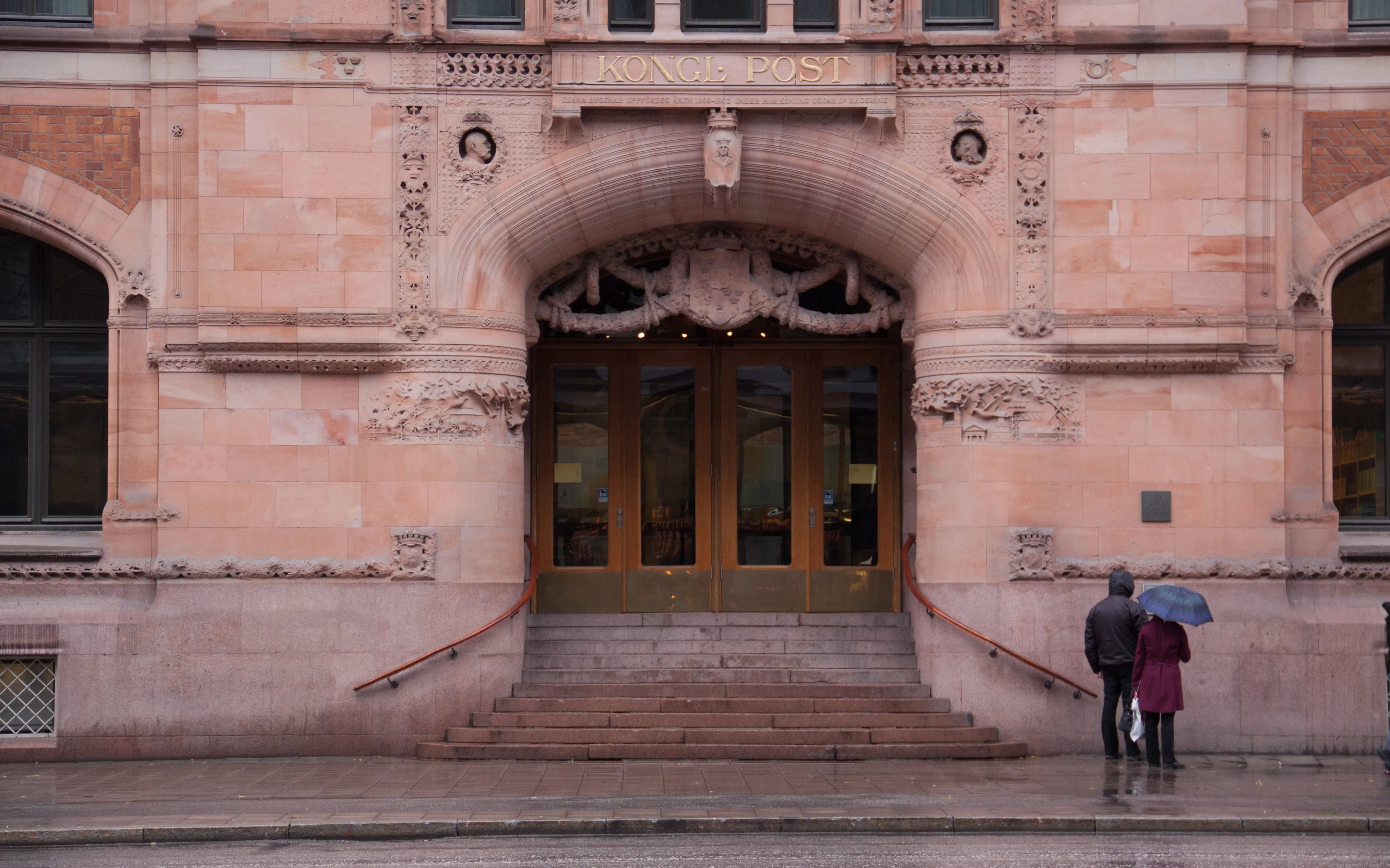 Centralposthusets entré. En rikt skulpterad stenportal i jugendstil. Ovanför porten står "Kongl. Post" I förgyllda bokstäver.