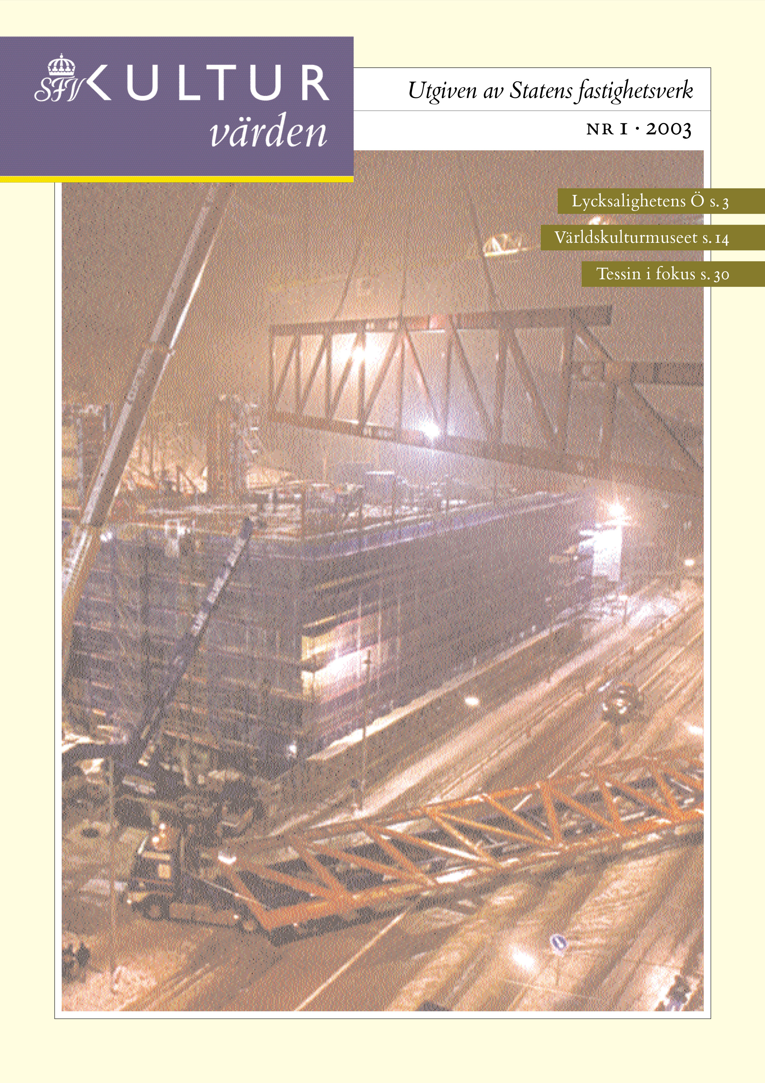 De 35 ton tunga och 35 meter långa takstolskonstruktionerna lyfts på plats vid det pågående bygget av Världskulturmuseet i Göteborg.