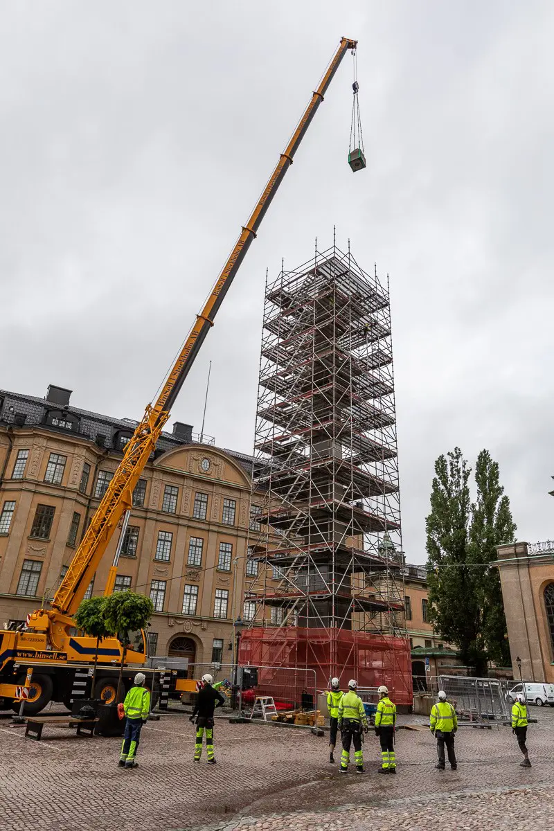 Obelisken på slottsbacken under restaurerings-arbete.