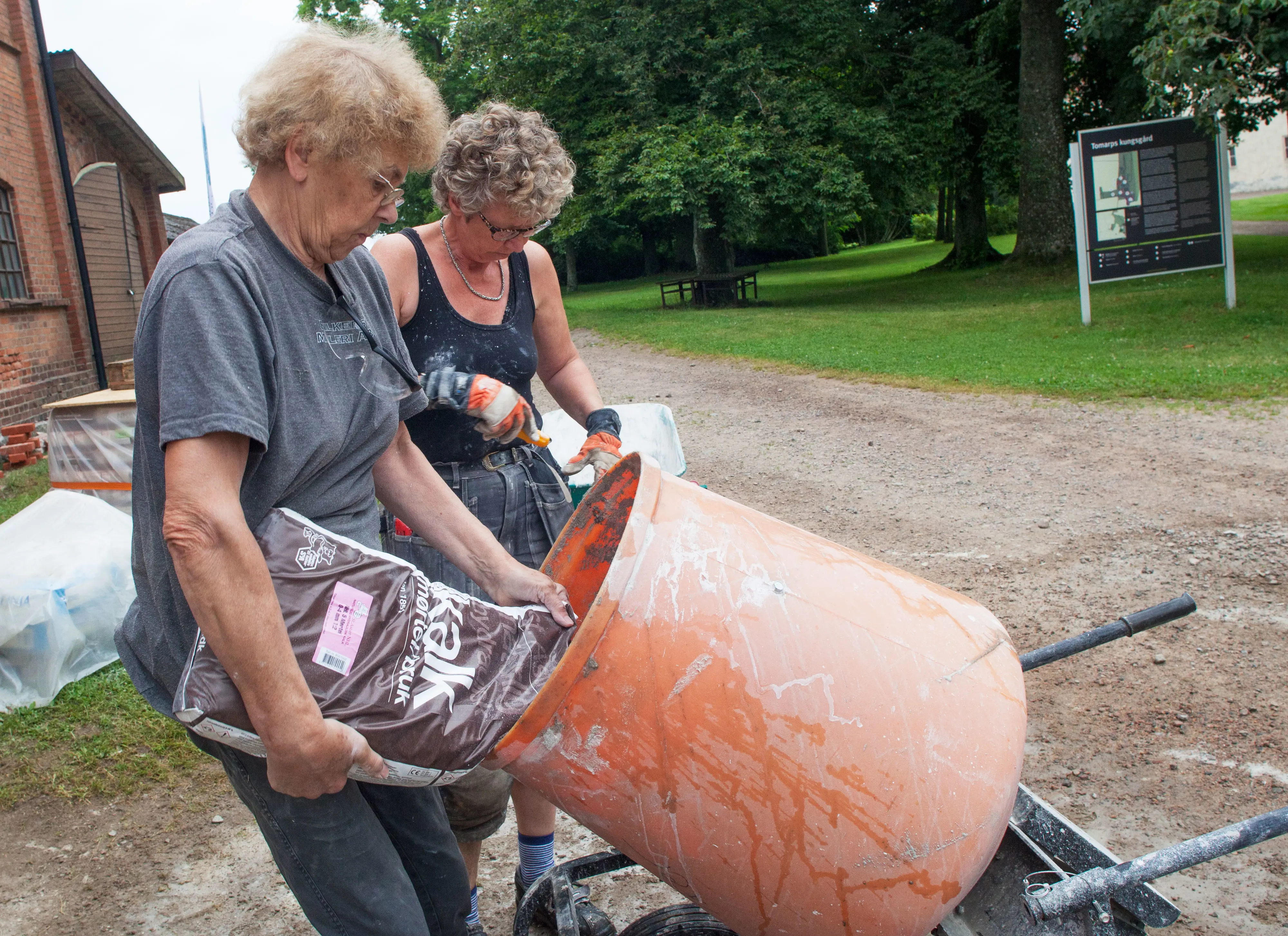 Gudrun Svensson och Cristina Nordström Järpedal blandar kalk.