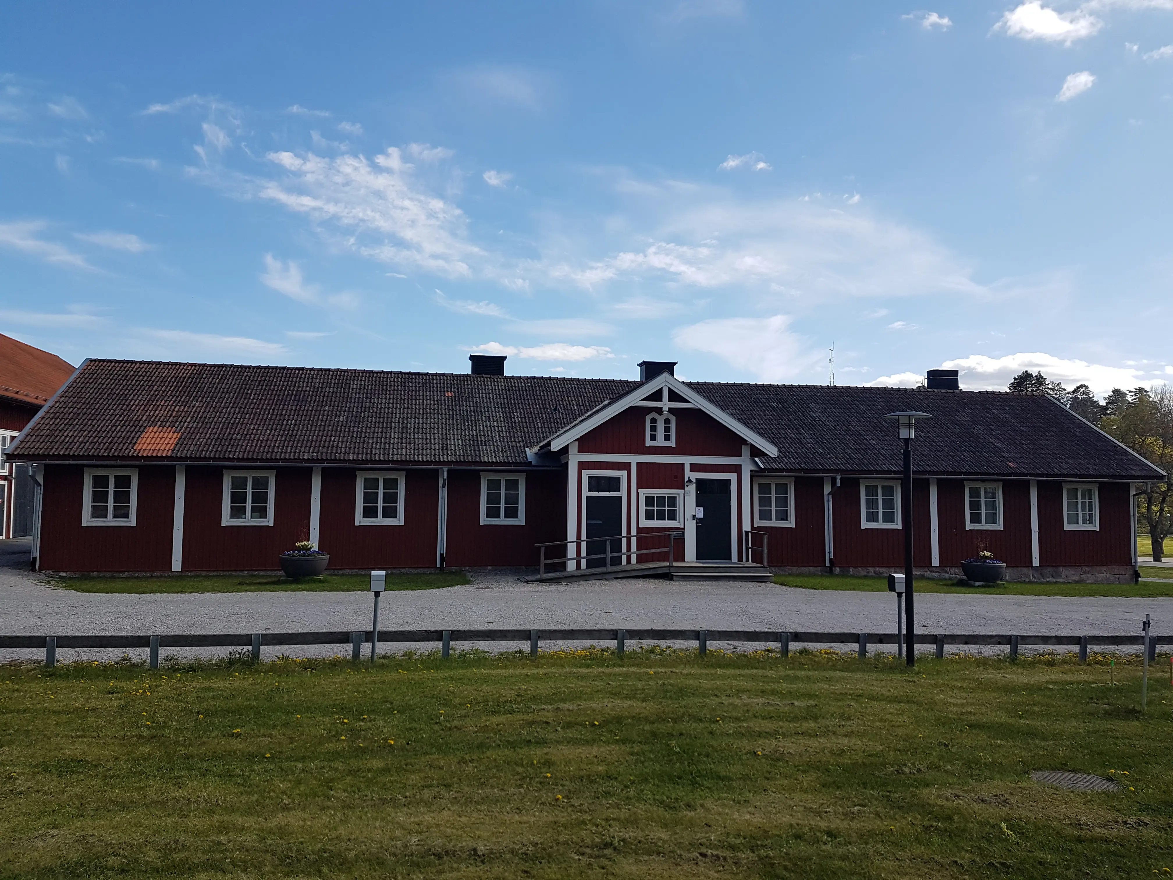 Rosersbergs kungsgård. Före detta ladugårdsbyggnad i rött trä.