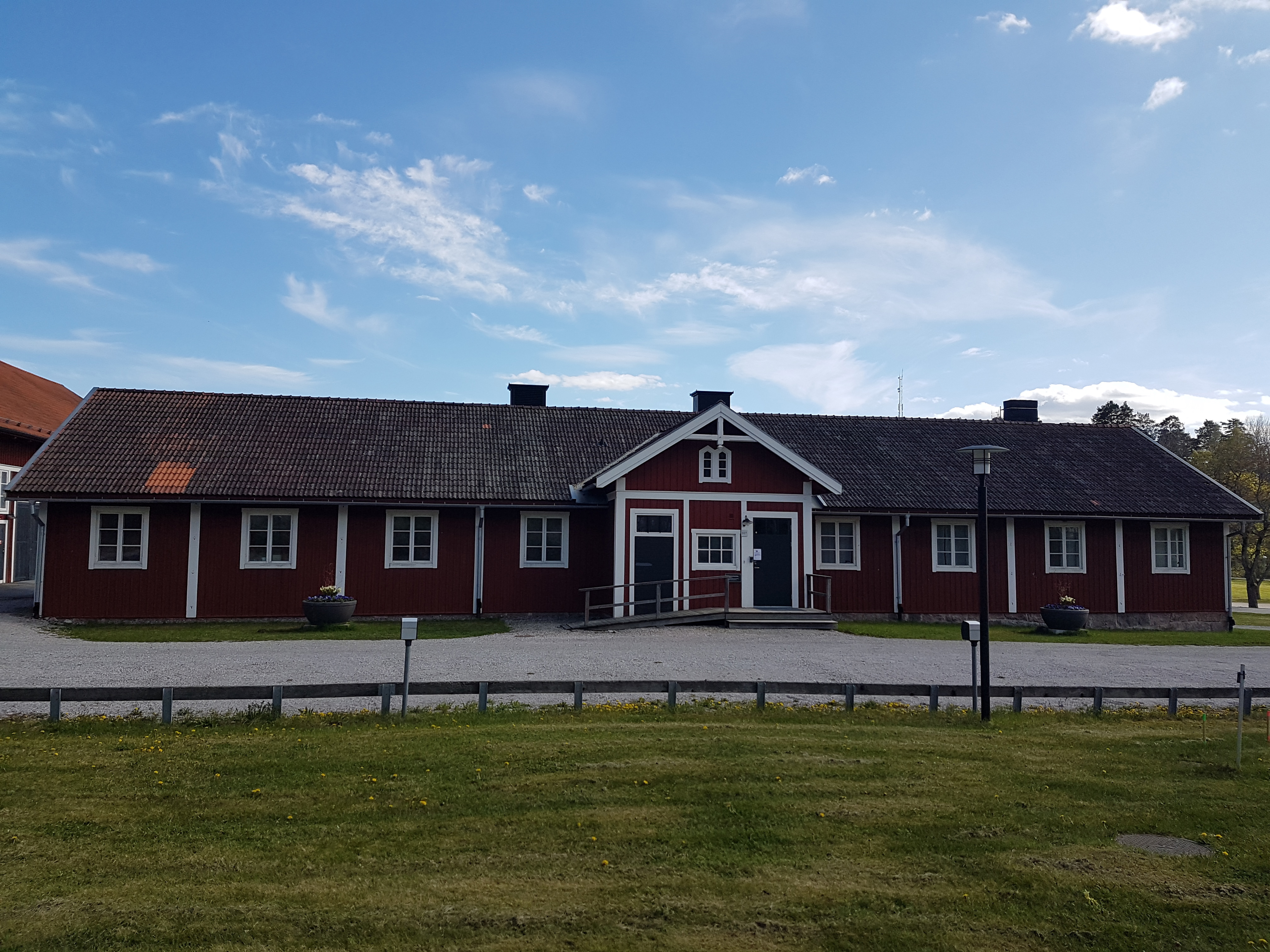 Rosersbergs kungsgård. Före detta ladugårdsbyggnad i rött trä.