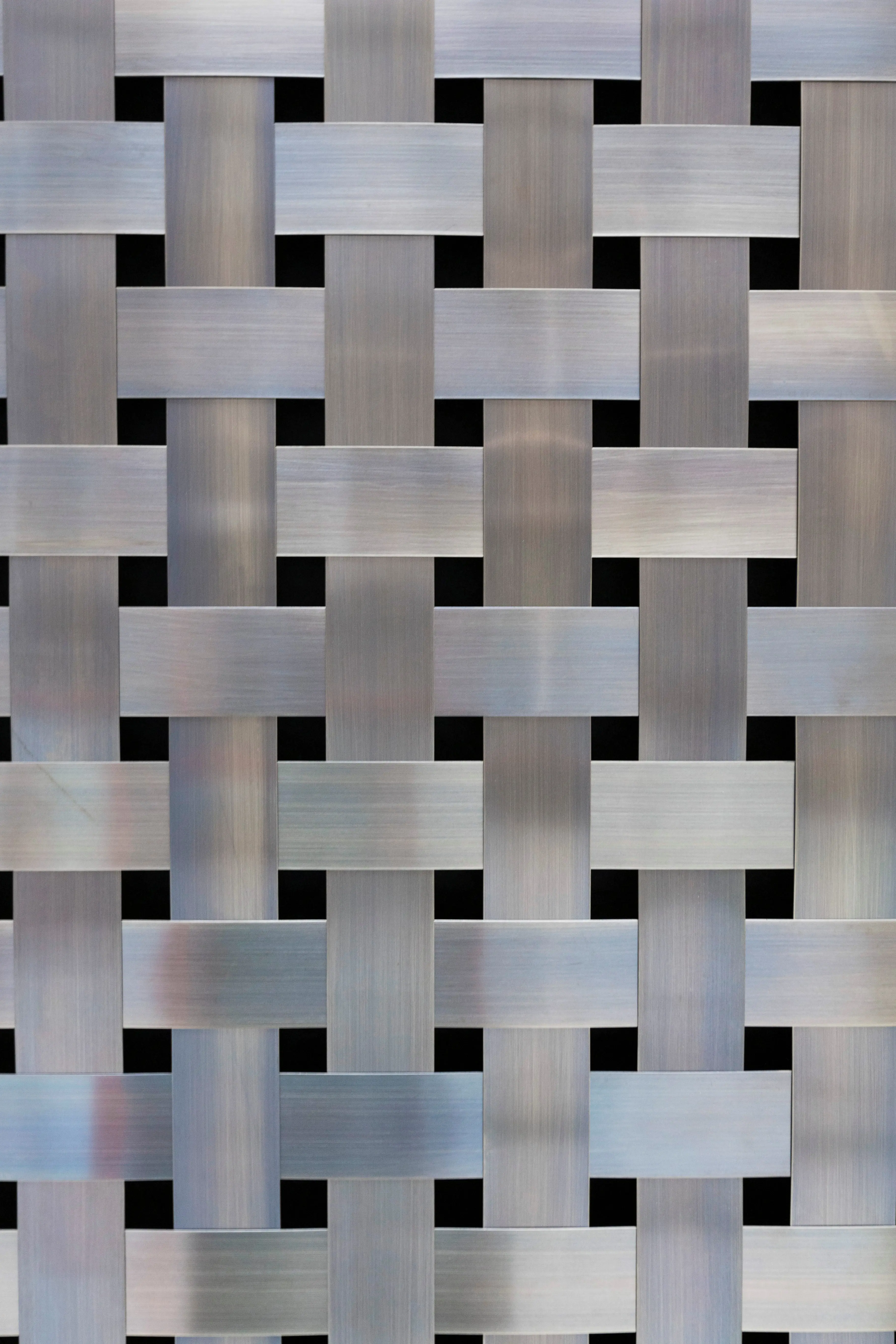 Nationalmuseum, detalj. Närbild av flätad metall på en vägg.