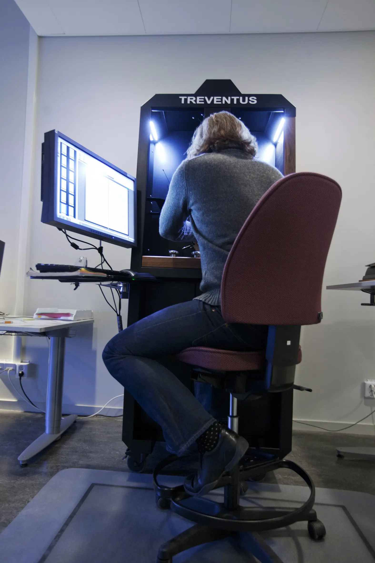 Arkivsökande person på Kungliga biblioteket.