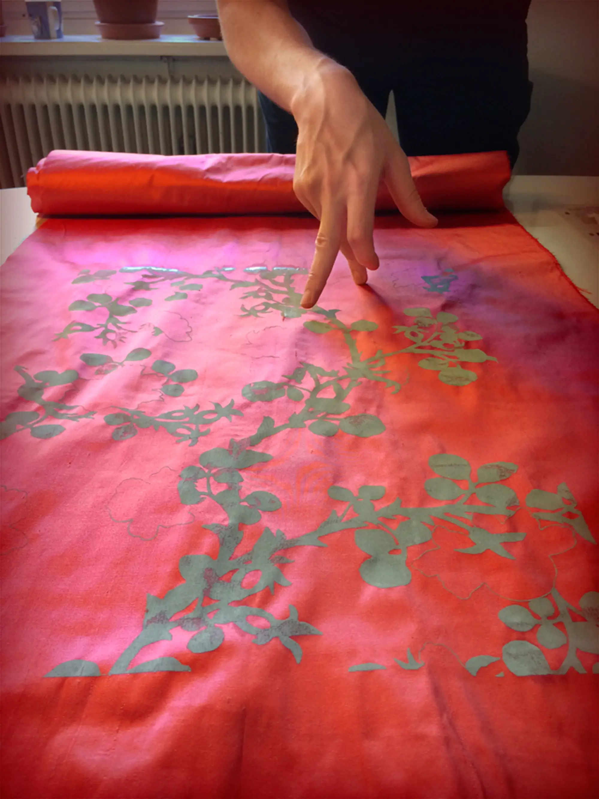 Tidigt i processen gjordes ett handtryckt prov av en grundrapport med endast stjälkar och blad.