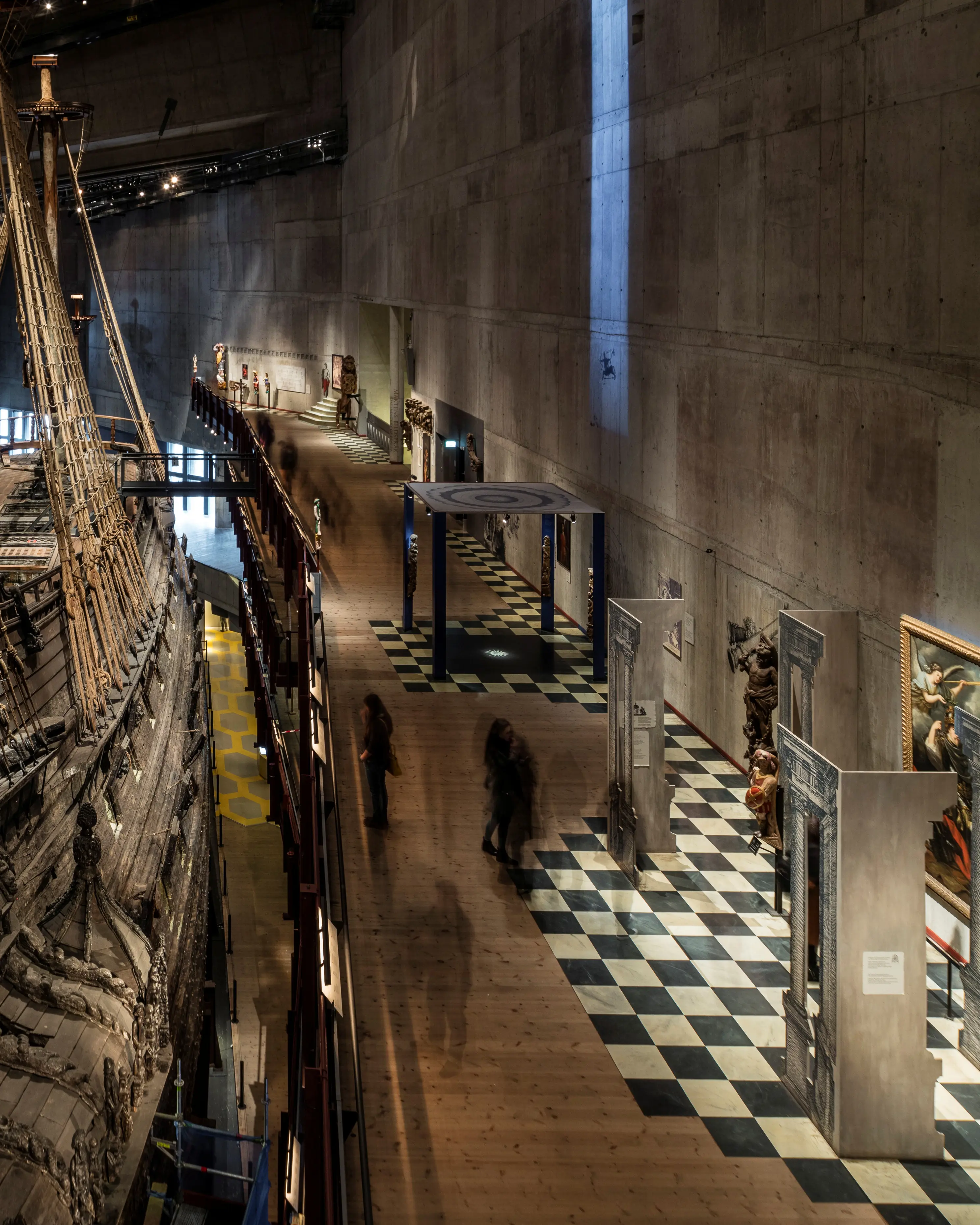 Interiör, Vasamuseet. Avsatser runt skeppet ger besökarna överblick. Innerväggarnas råa betong kontrasterar mot det pråliga träskeppet.