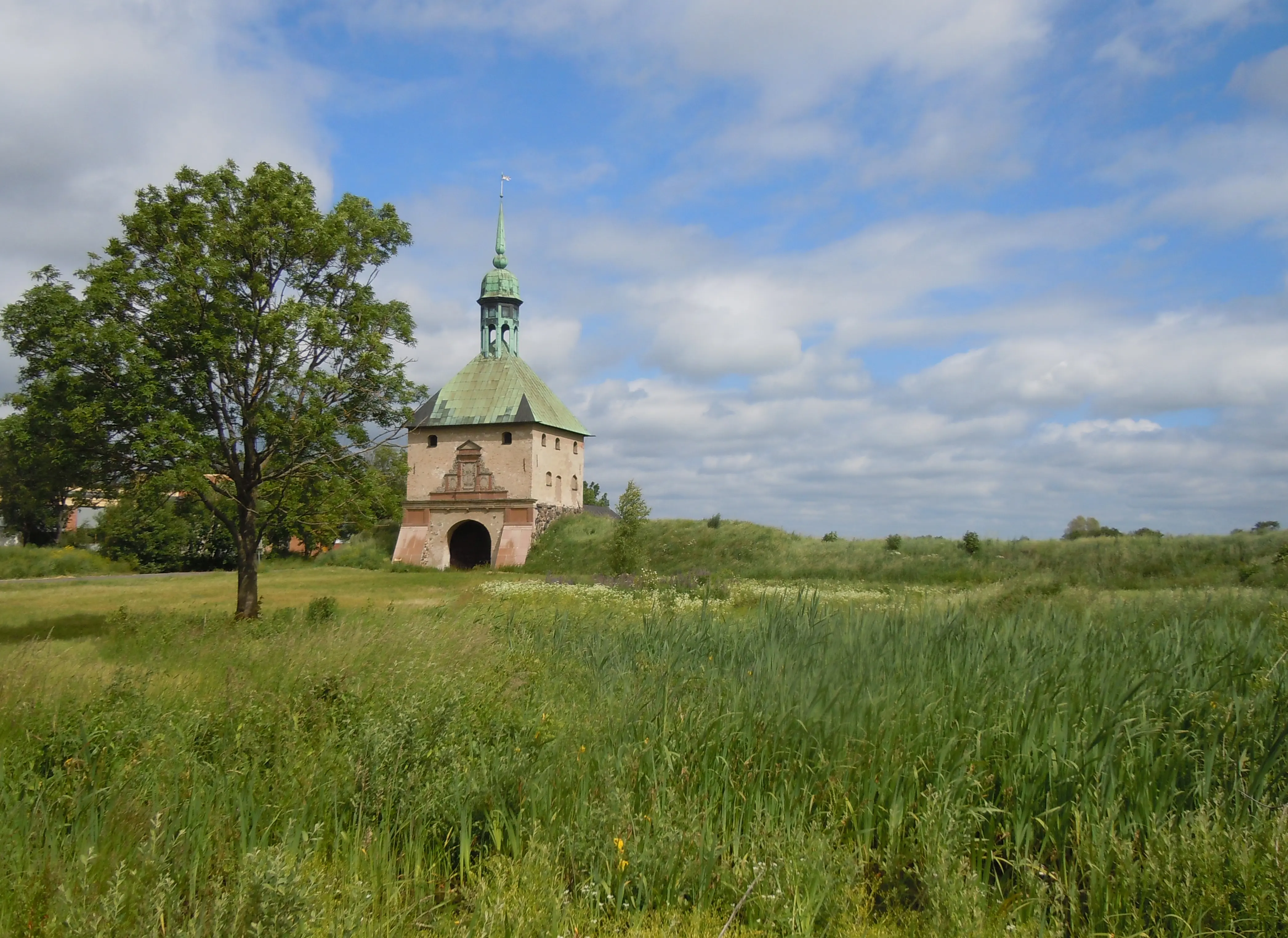 Porttornet och den gräsbevuxna vallen vid Johannisborgs slottsruin.