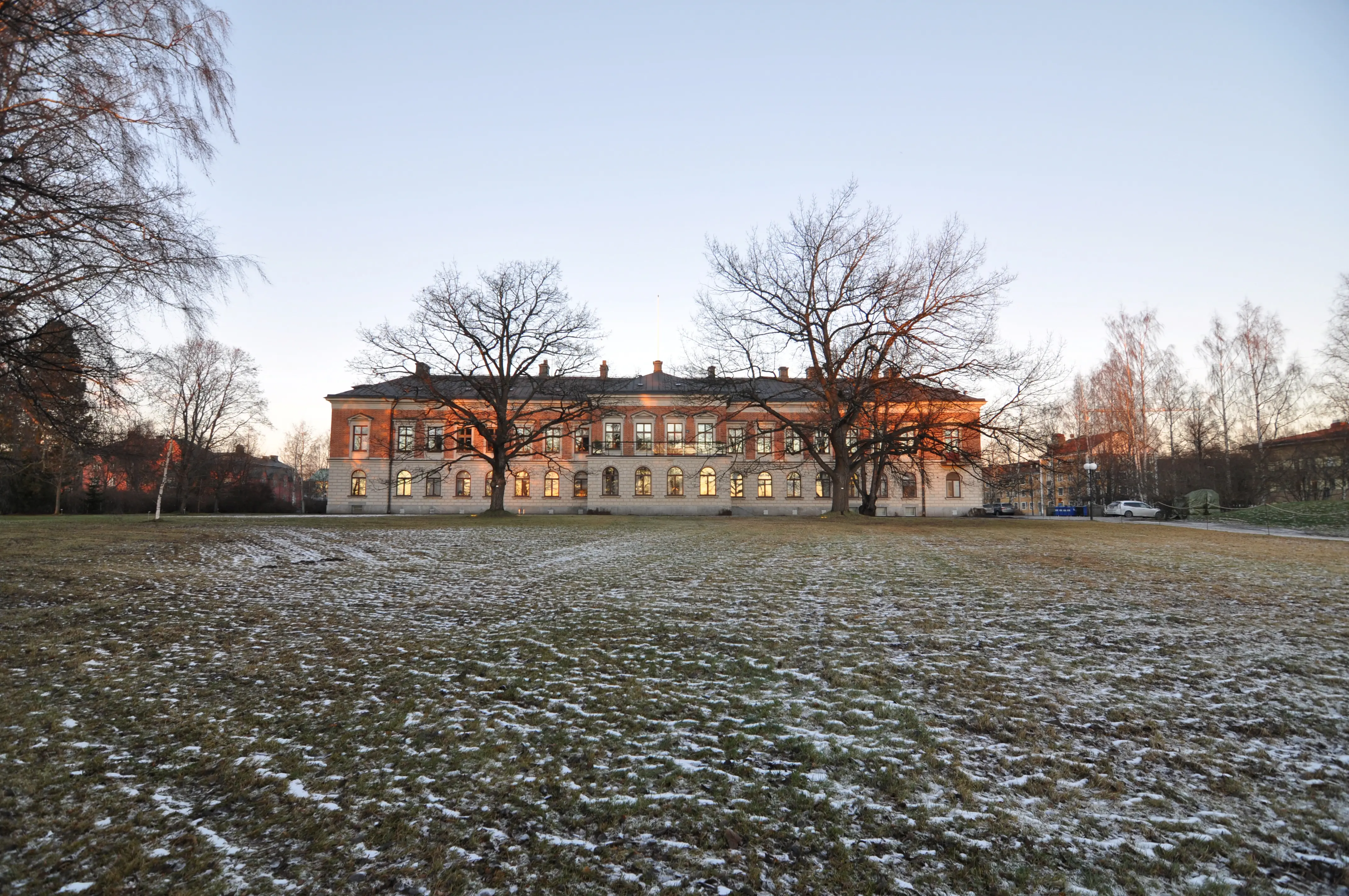 Umeå residens sett från parken. En klassicistisk tvåvåningsbyggnad i tegel och vit puts. Vinter.