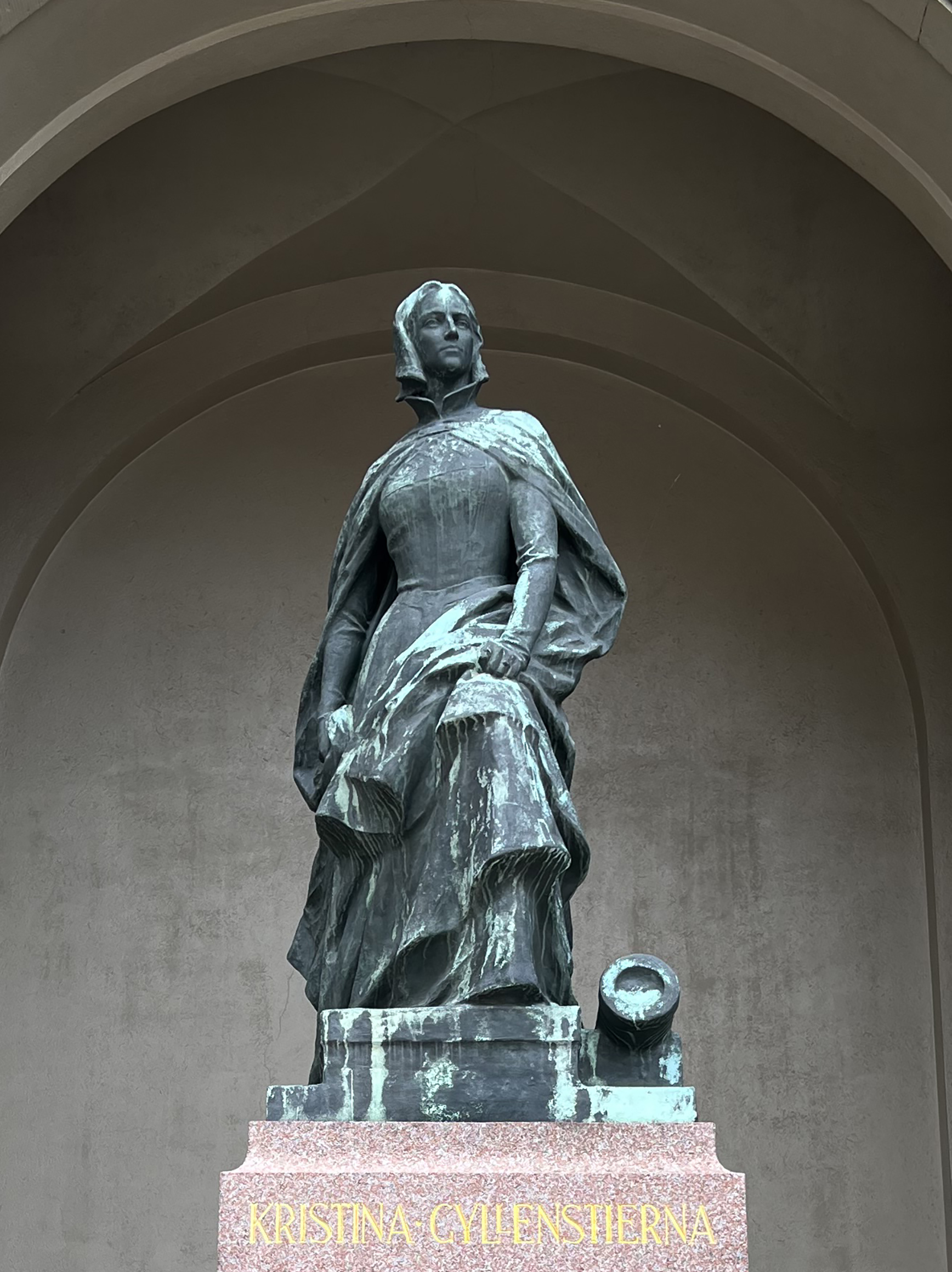 Kristina Gyllenstierna, staty på Stockholms slotts yttre borggård.