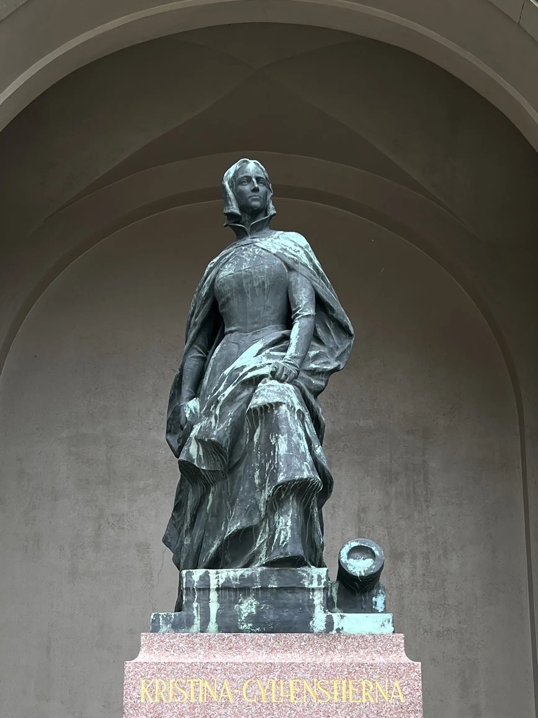 Kristina Gyllenstierna, staty på Stockholms slotts yttre borggård.