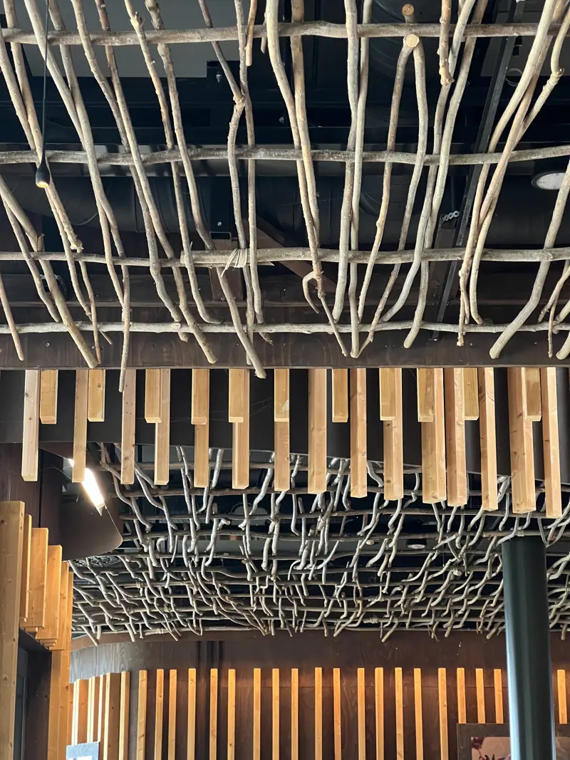 Naturum Vänerskärgården, interiör. Innertaket är dekorerat med flätade, smala grenar.