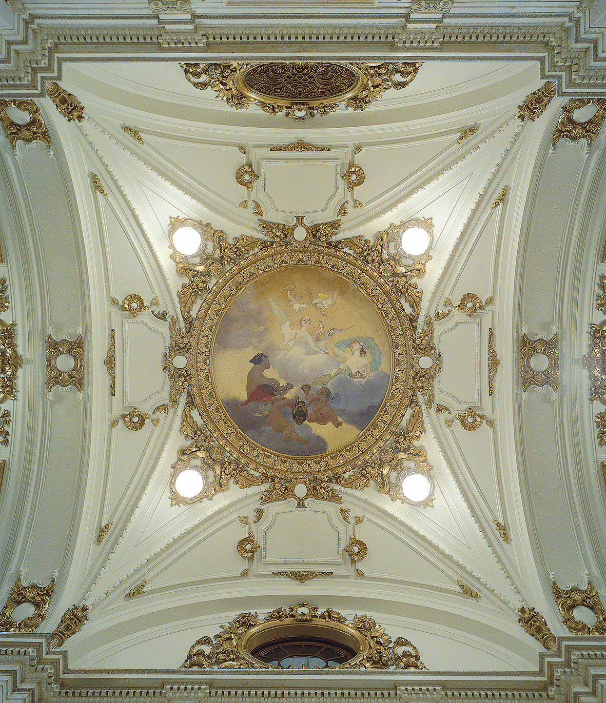 Tak-målning inramad av förgylld stuckatur i kungliga operans stora foajé.
