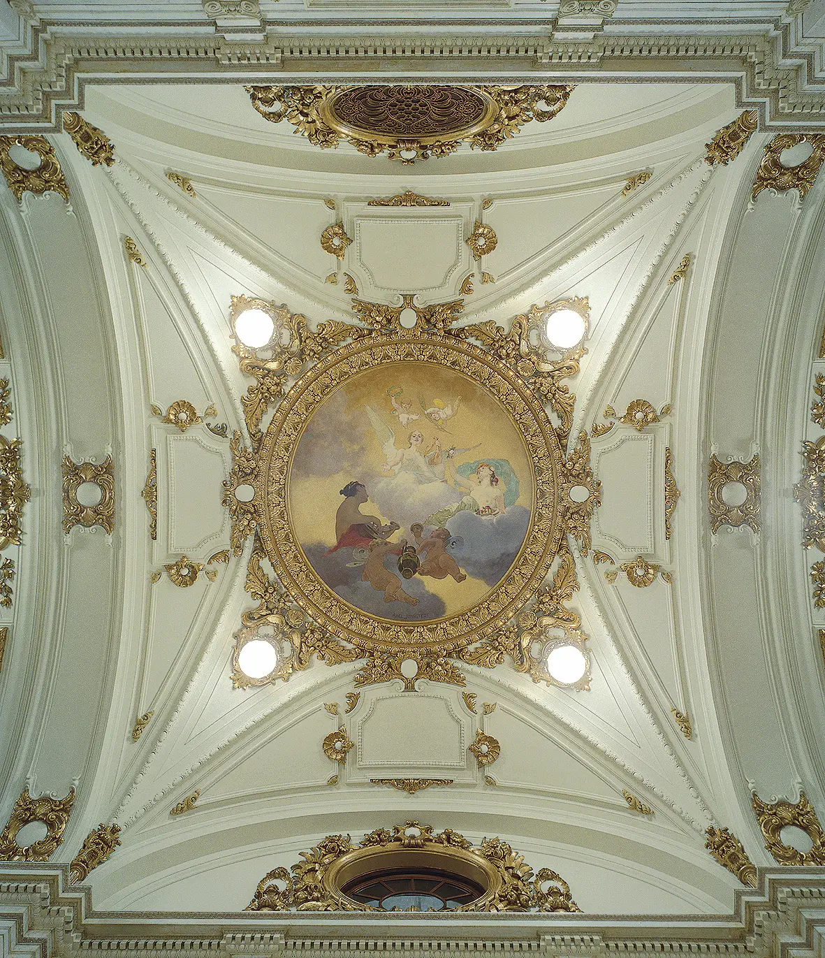 Tak-målning inramad av förgylld stuckatur i kungliga operans stora foajé.