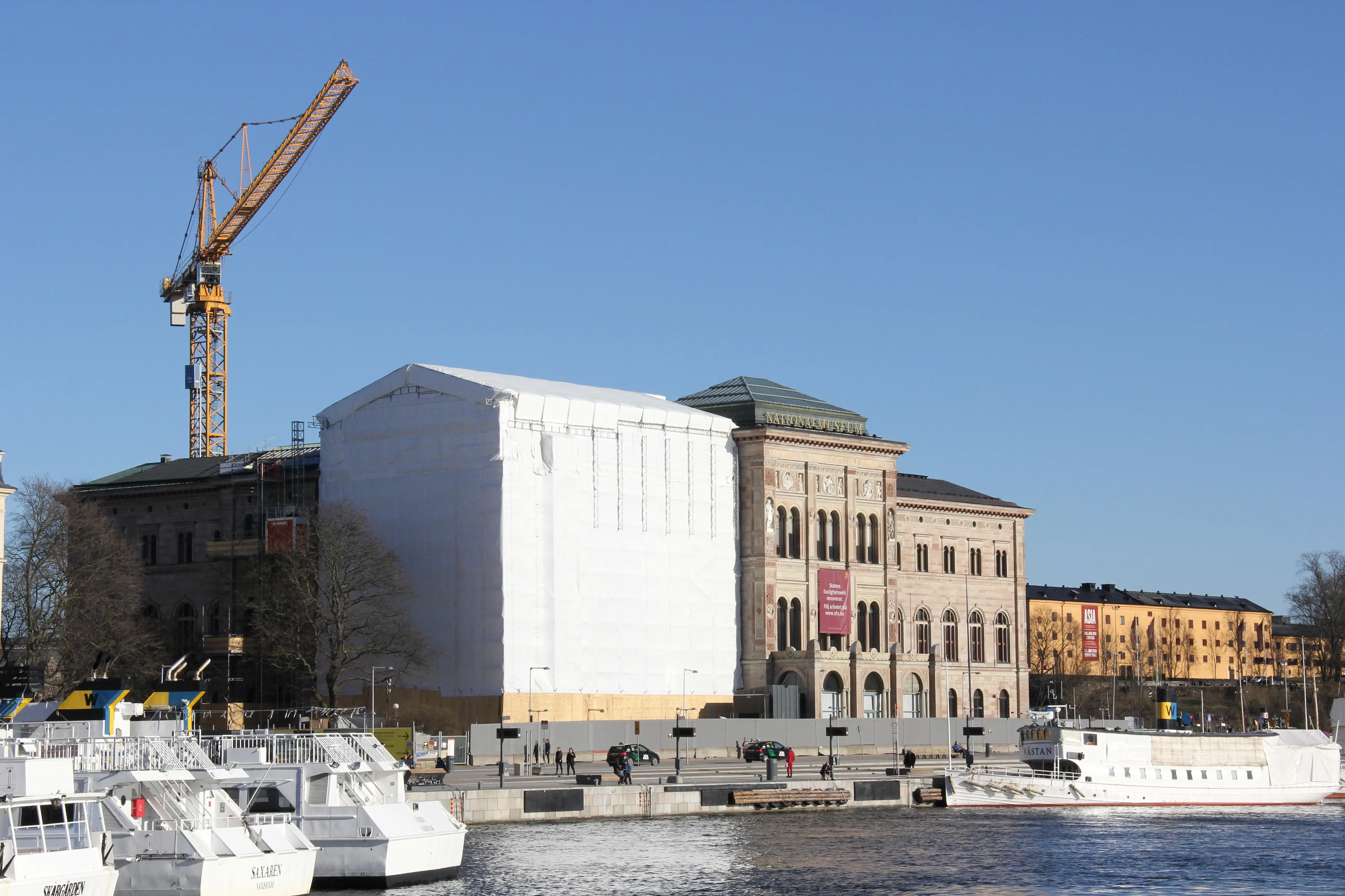 Renovering av Nationalmuseum i Stockholm. Ett av sidopartierna är inklätt i byggställningar och plast.