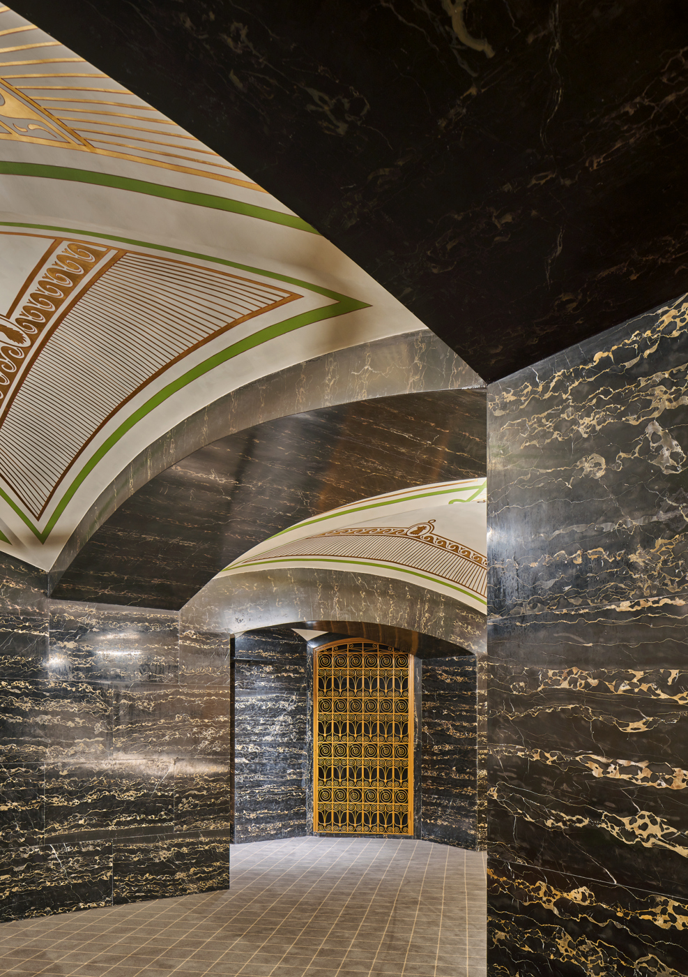 Bankvalv i Skånska banken med svart sten. 