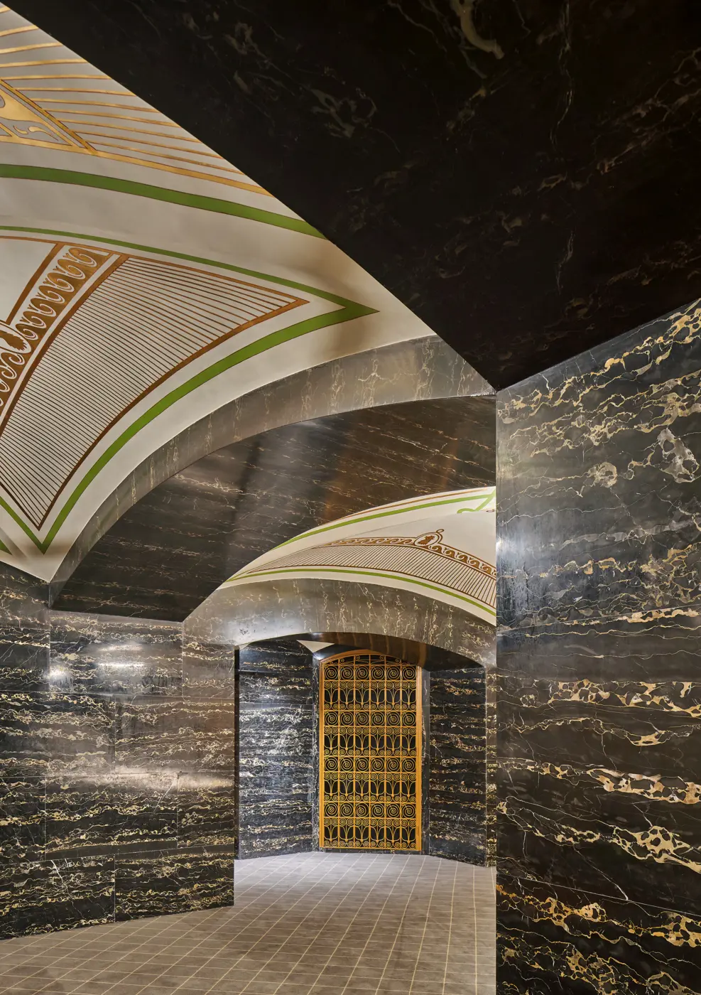 Bankvalv i Skånska banken med svart sten.