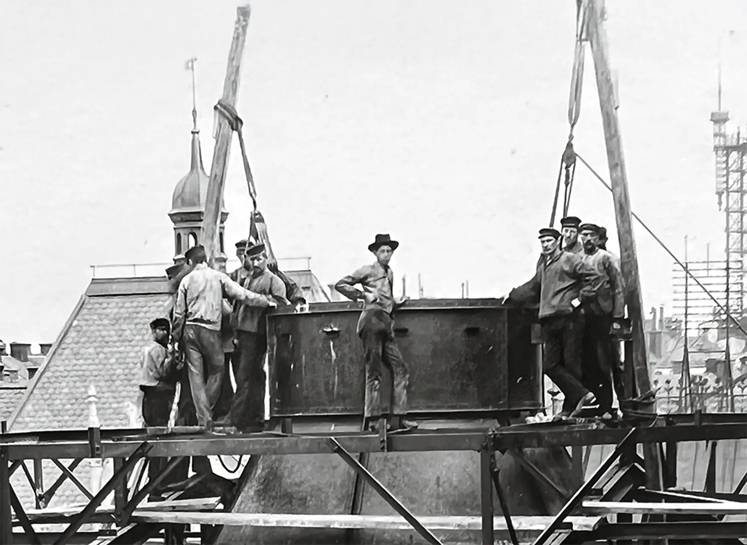 Takarbete 1893–94. Vad som ska installeras här hittar vi ingen information om. Vet du? Skicka in svaret till sfv@sfv.se och vinn en bok om det svenska kulturarvet.