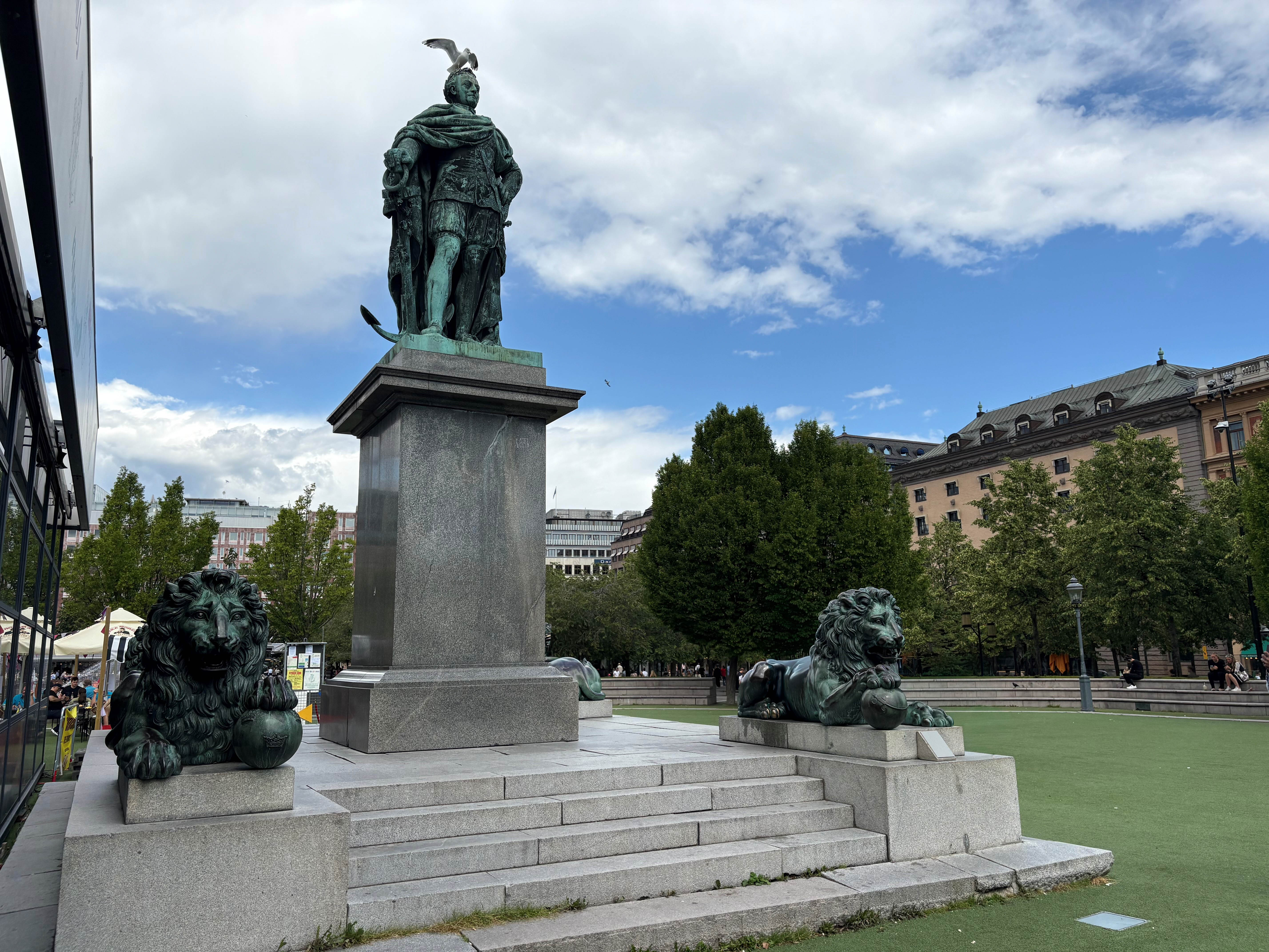 Staty i brons på en kung