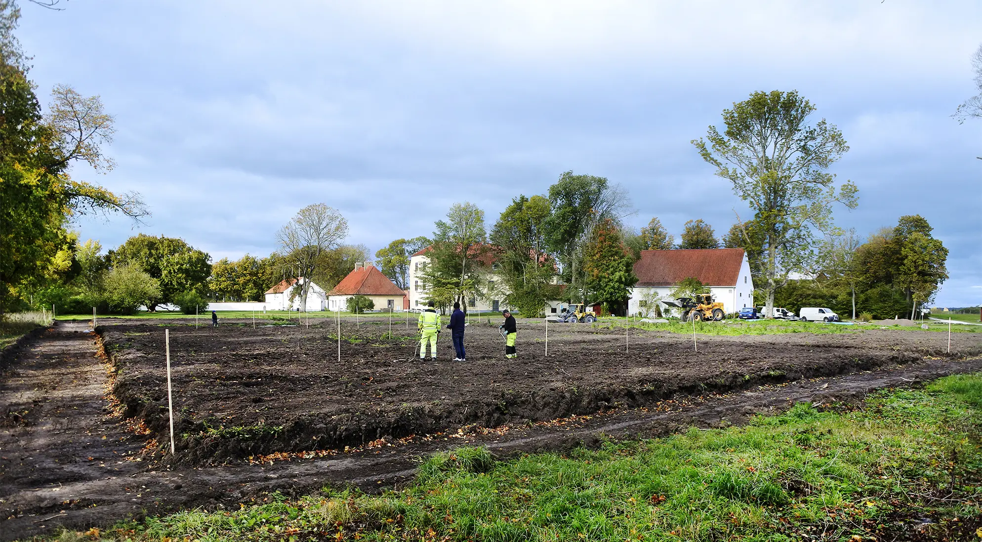 Trädgårdsmästarna bygger plantskola för lindarna och förbereder för fruktträdgården som planteras nästföljande år.