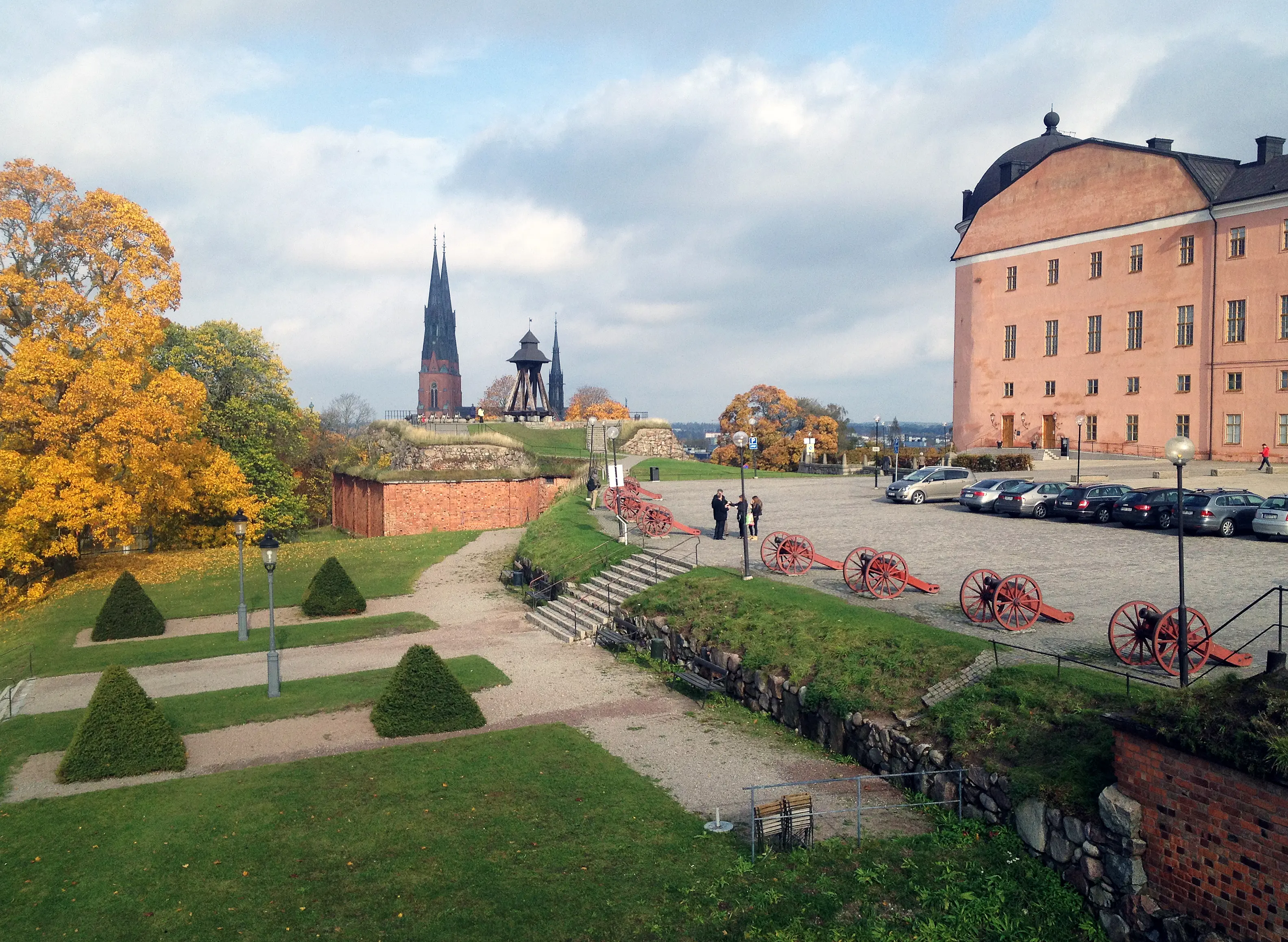 Uppsala slott och bastion Styrbiskop. I förgrunden kanoner. Höst.
