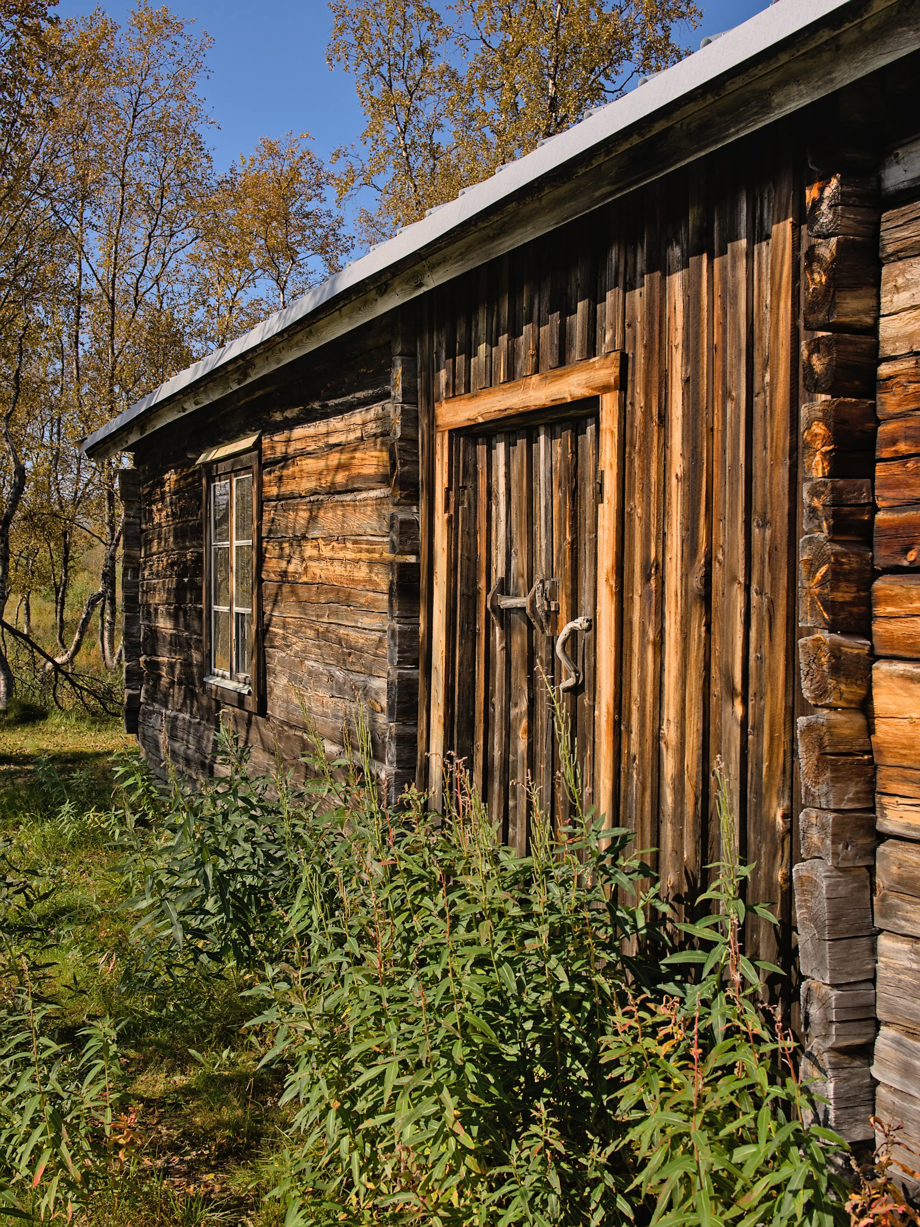 Ena långsidan på statens vilstuga.