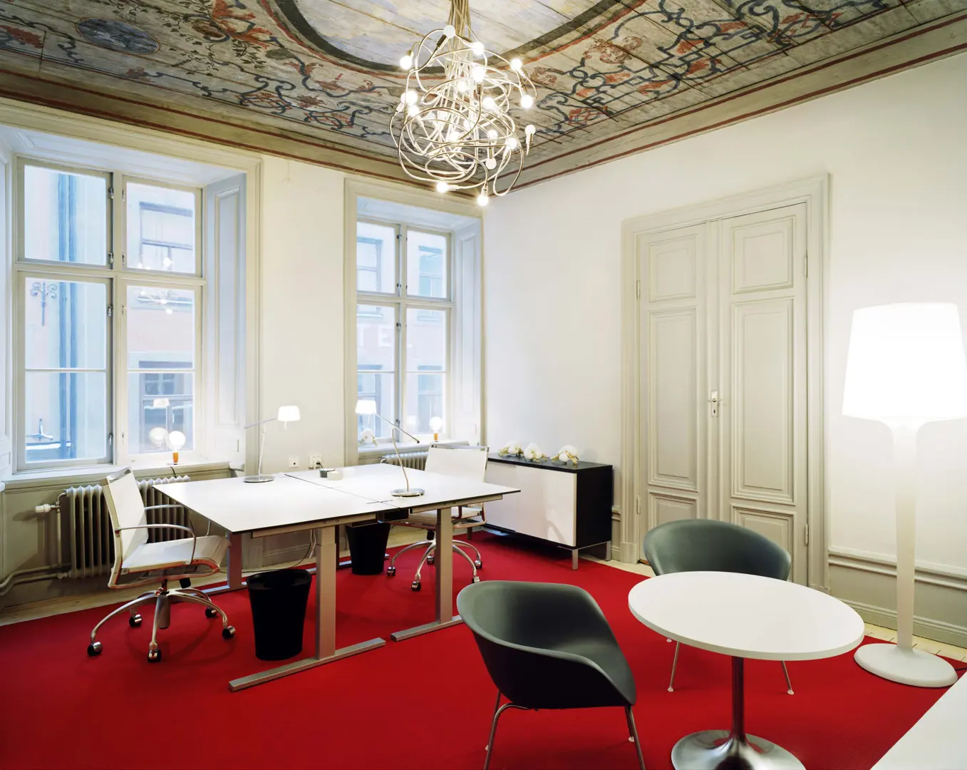 Kontorsrum med takmålning.