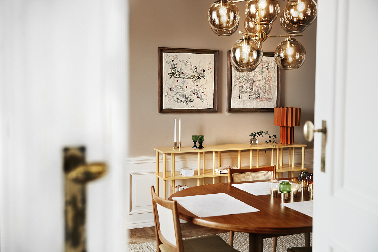 Broderier på väggen i Växjö residens