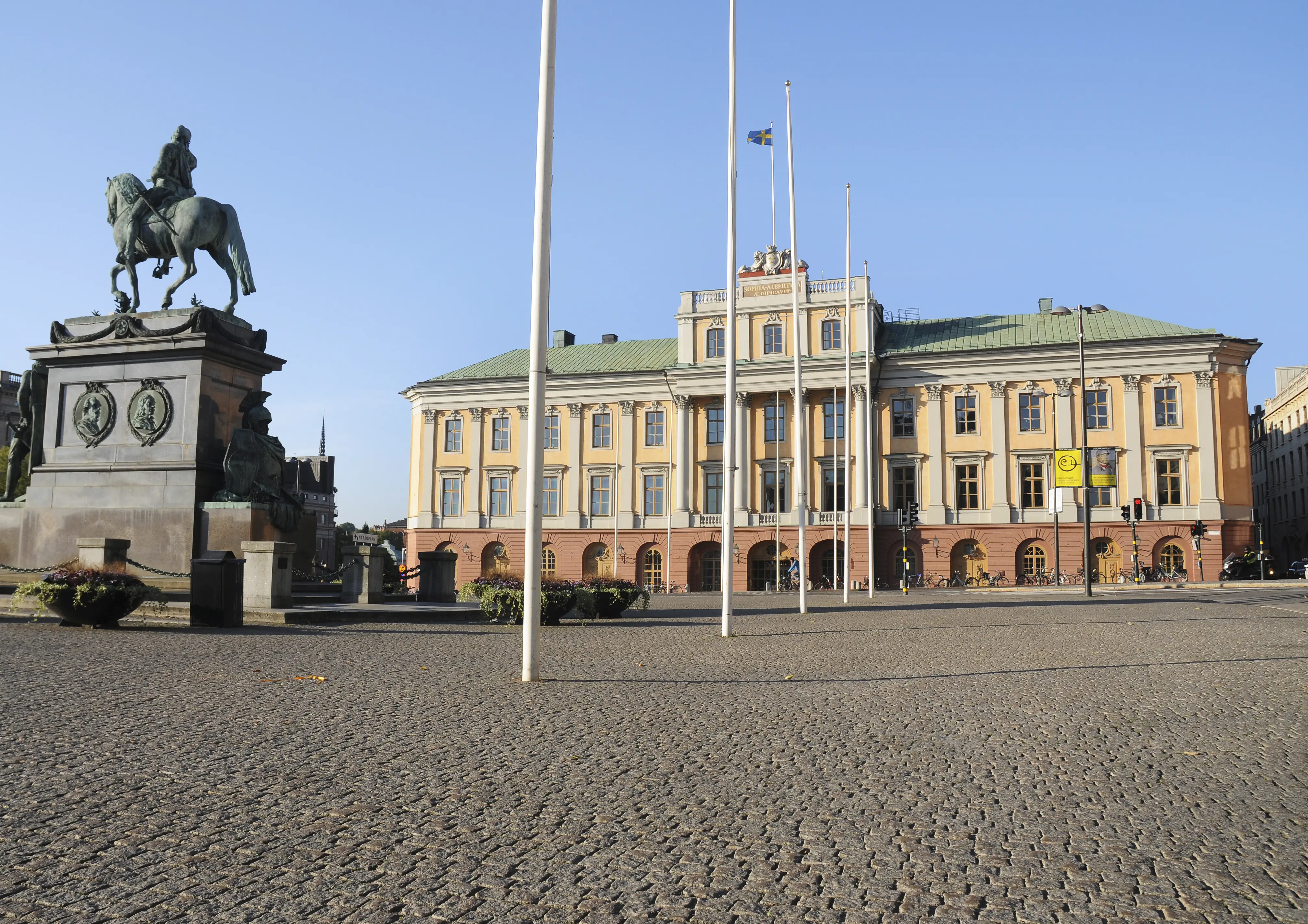Arvfurstens palats sett från Gustaf Adolfs torg. Till vänster i bild Gustaf den andre Adolfs staty.