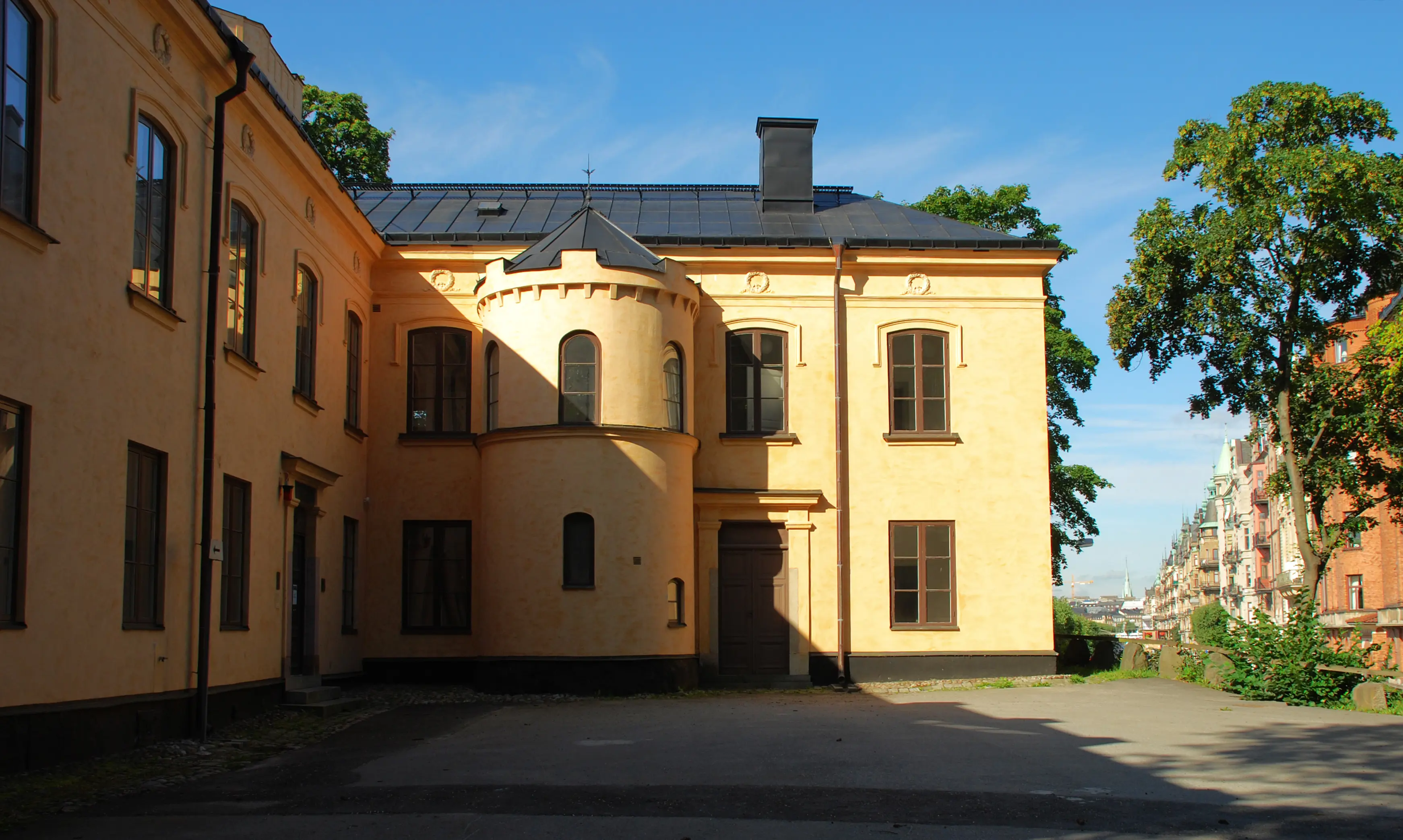 Innergården med trapphuset på Gamla Skogsinstitutet i Stockholm. Vy mot Östermalm.