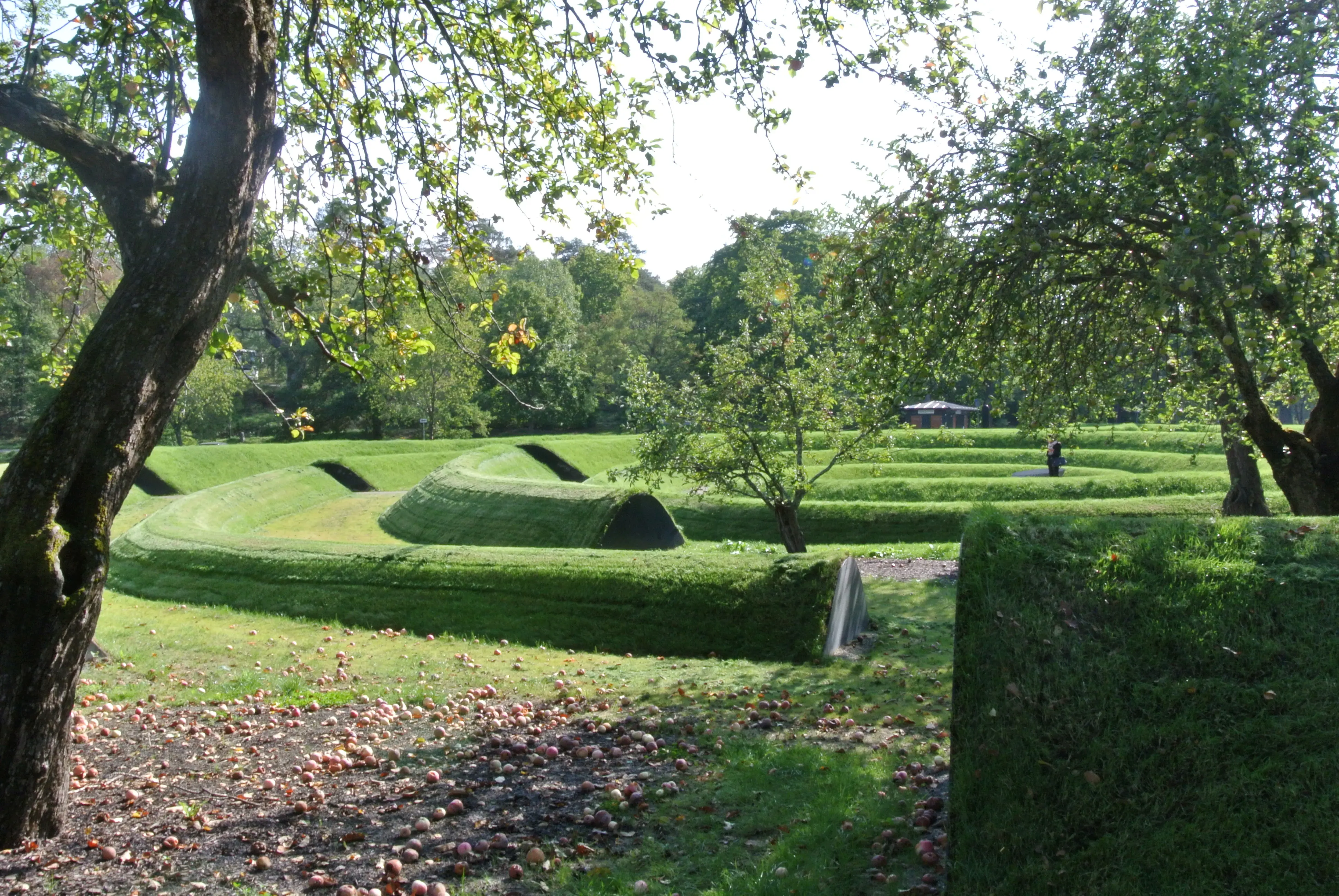 Minnesvården på Blockhusudden. Sommar och grönska.