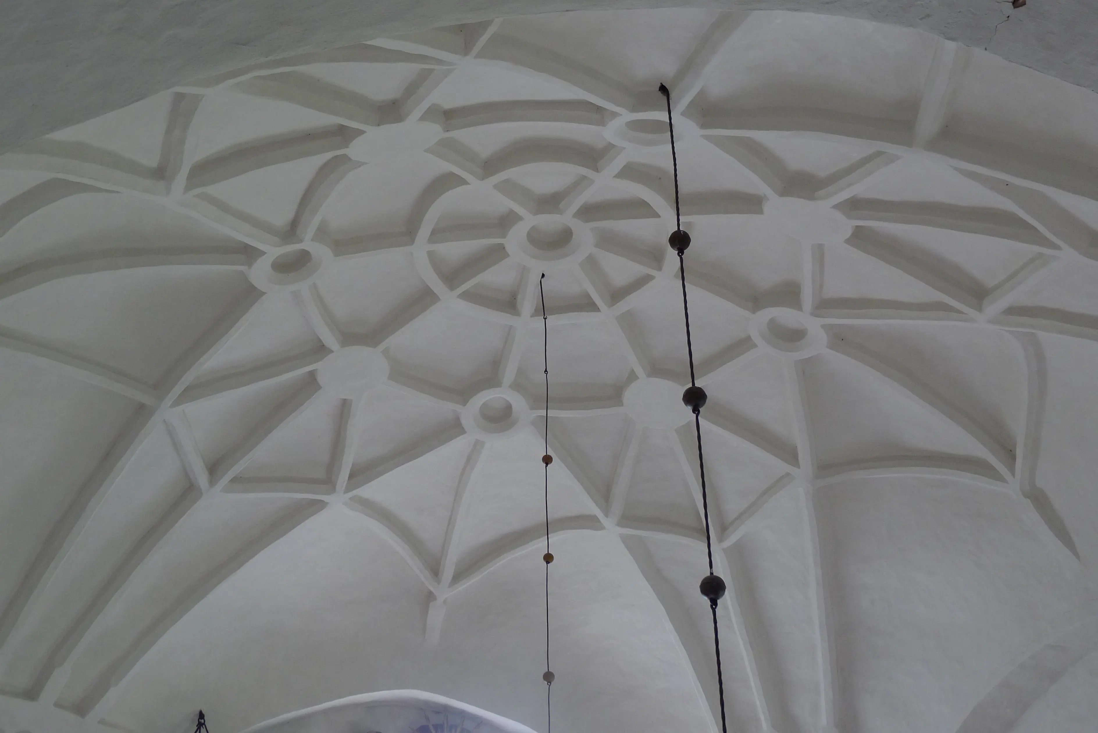 Interiör, Trönö gamla kyrka. Stjärnvalv i taket med upphöjd dekor.