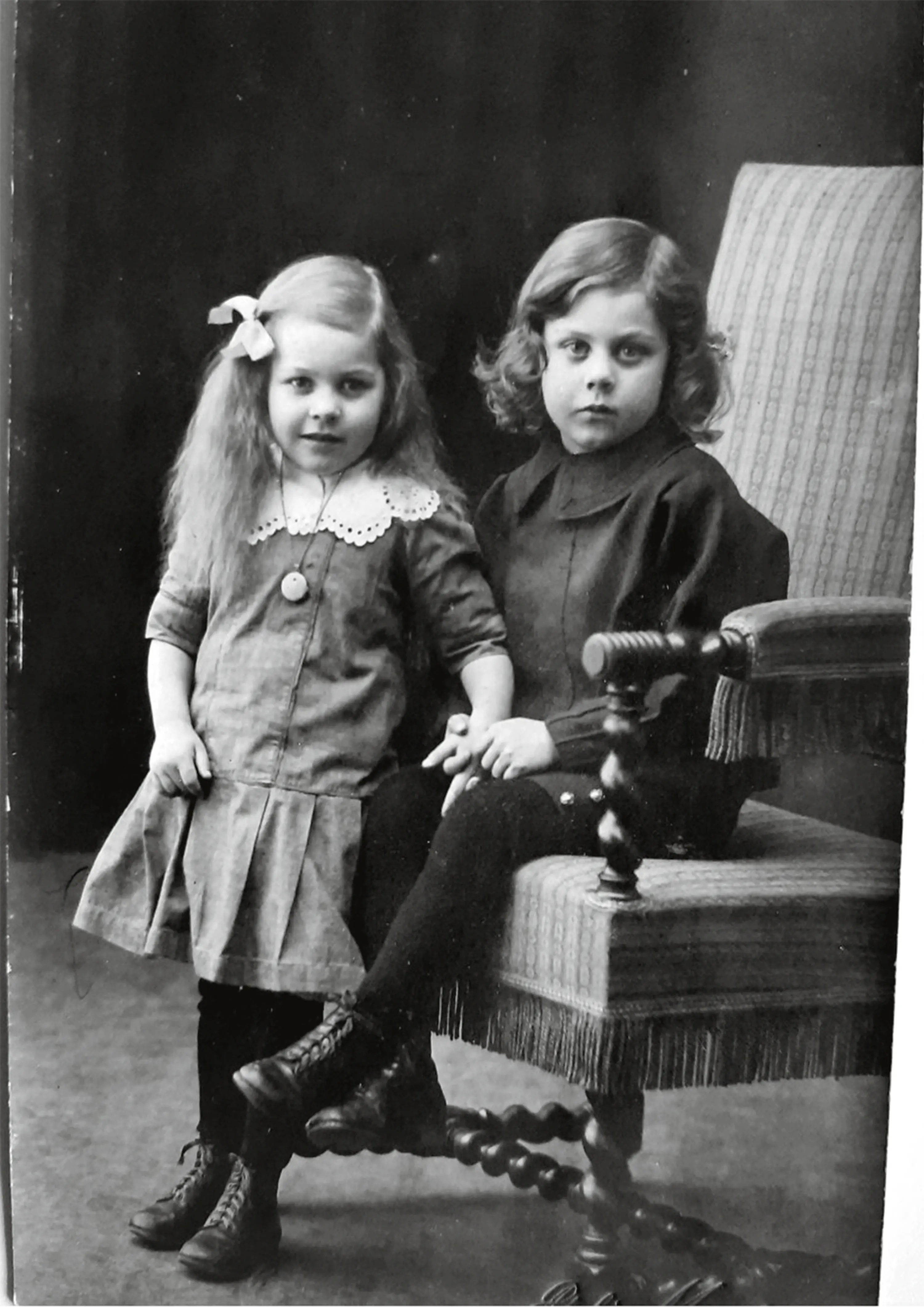 Syskonen Dagny och Patrik Bark vid tiden för flytten till fyren Godnatt 1915.