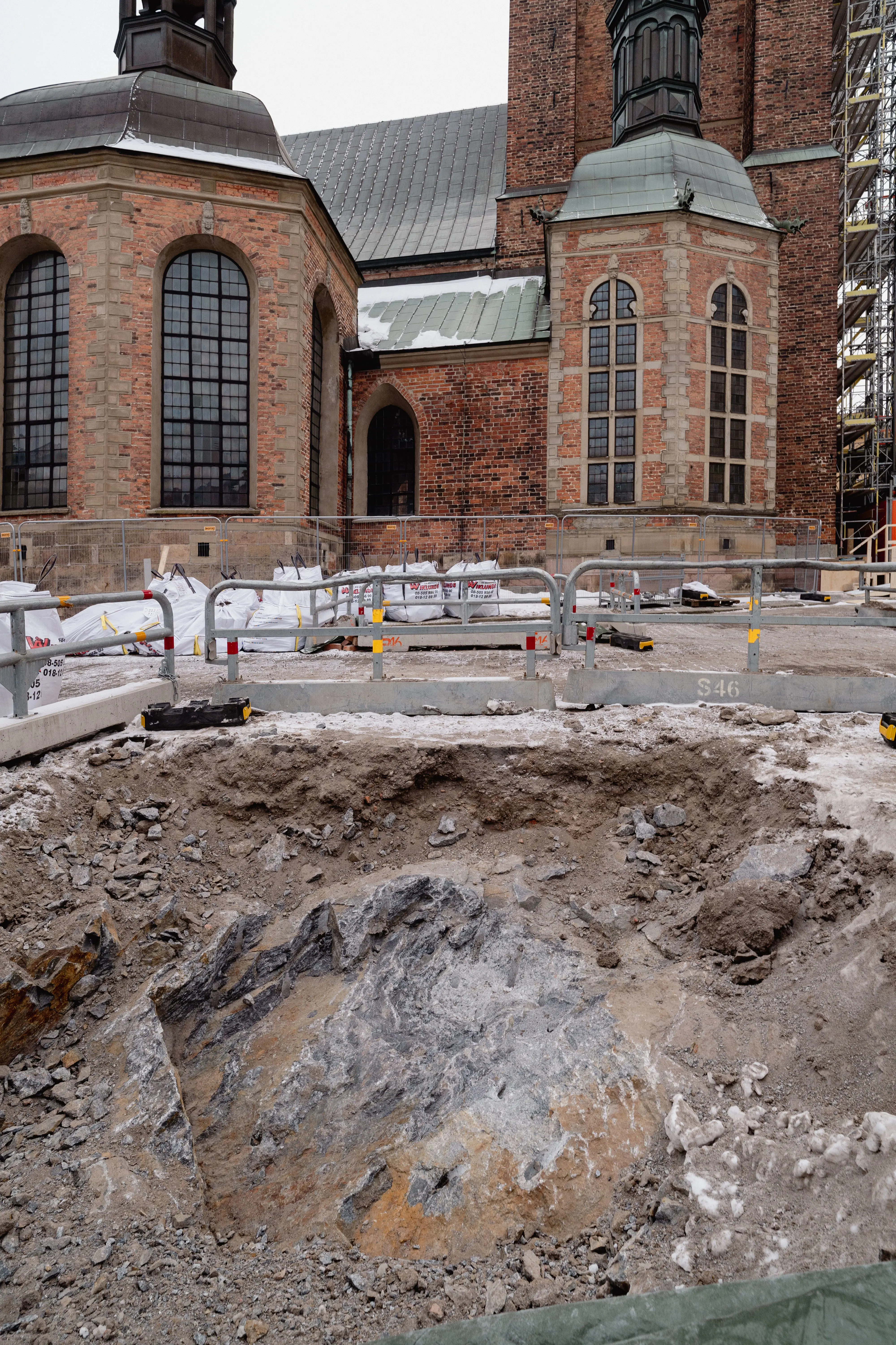 Riddarholmskyrkan. Gatu-beläggningen framför kyrkan är upp-bruten och berget lagt i dagen.