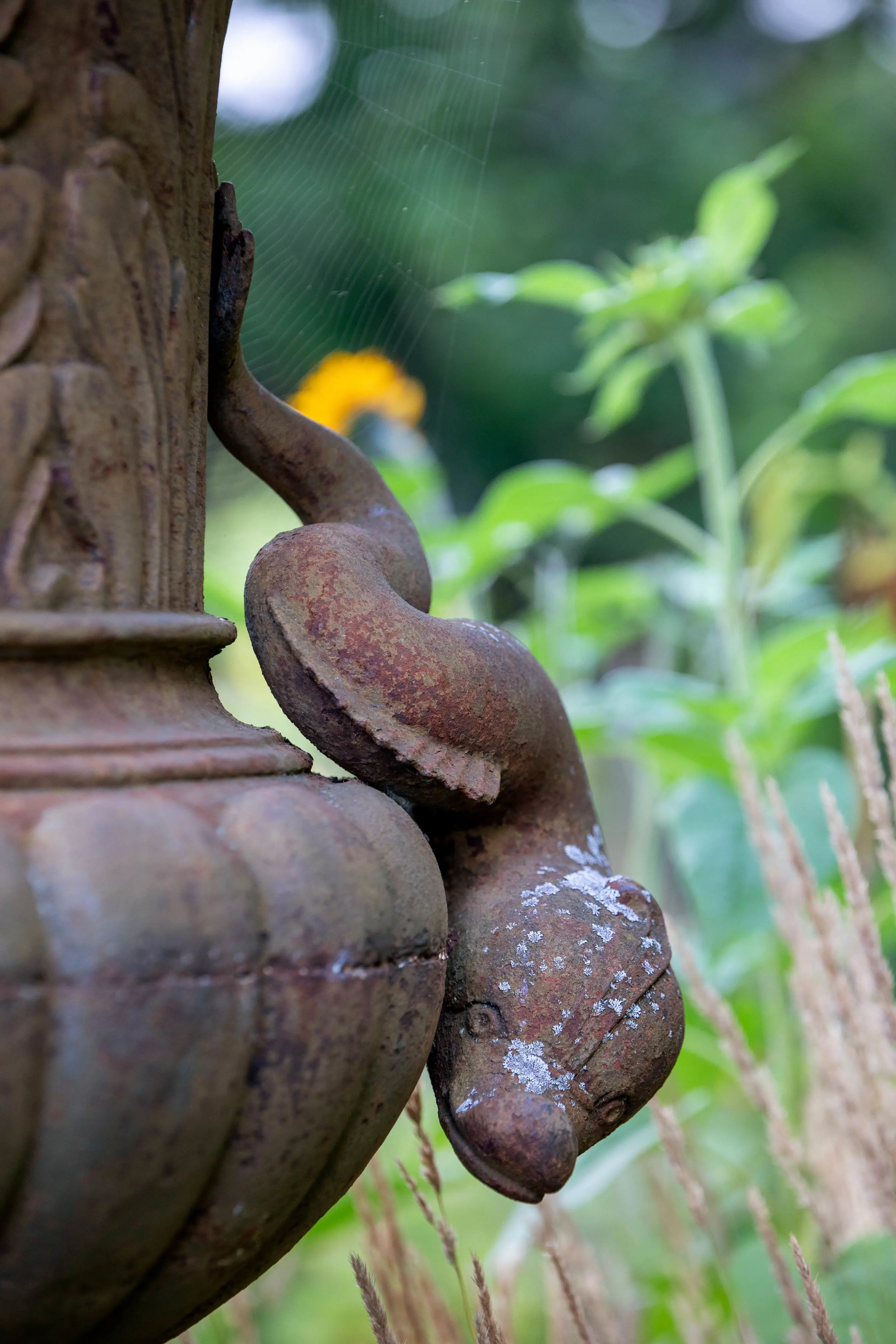 Detalj av urna i Ulriksdals slottsträdgård.