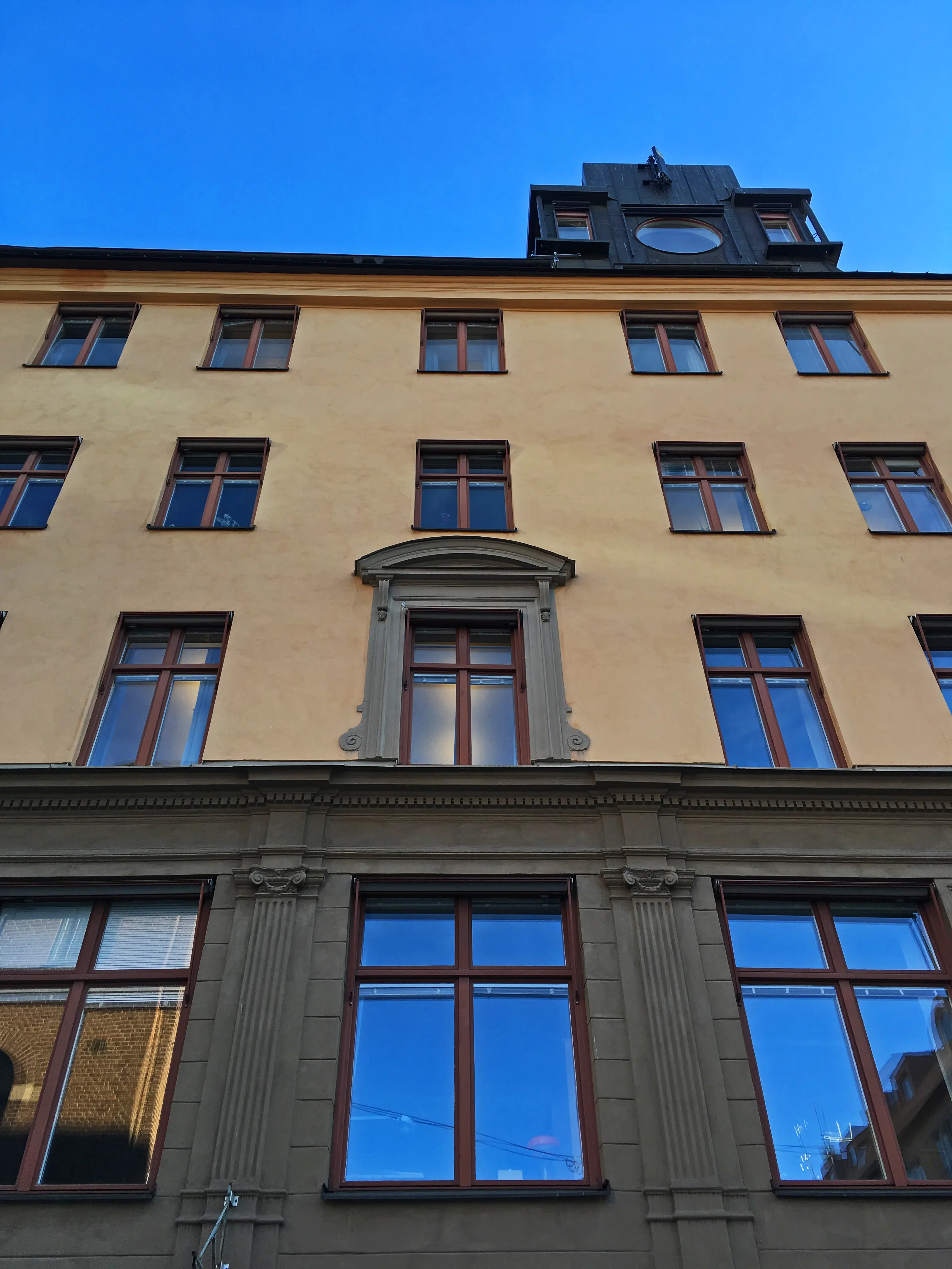 Drottninggatan 10. Gulputsad byggnad med en stor, plåtklädd tak-kupa.