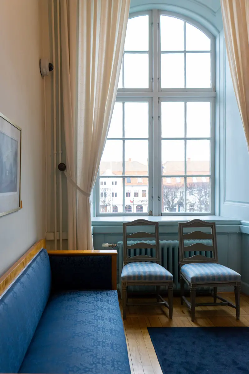 Interiör från domstolsbyggnaden med utsikt genom stora fönster.