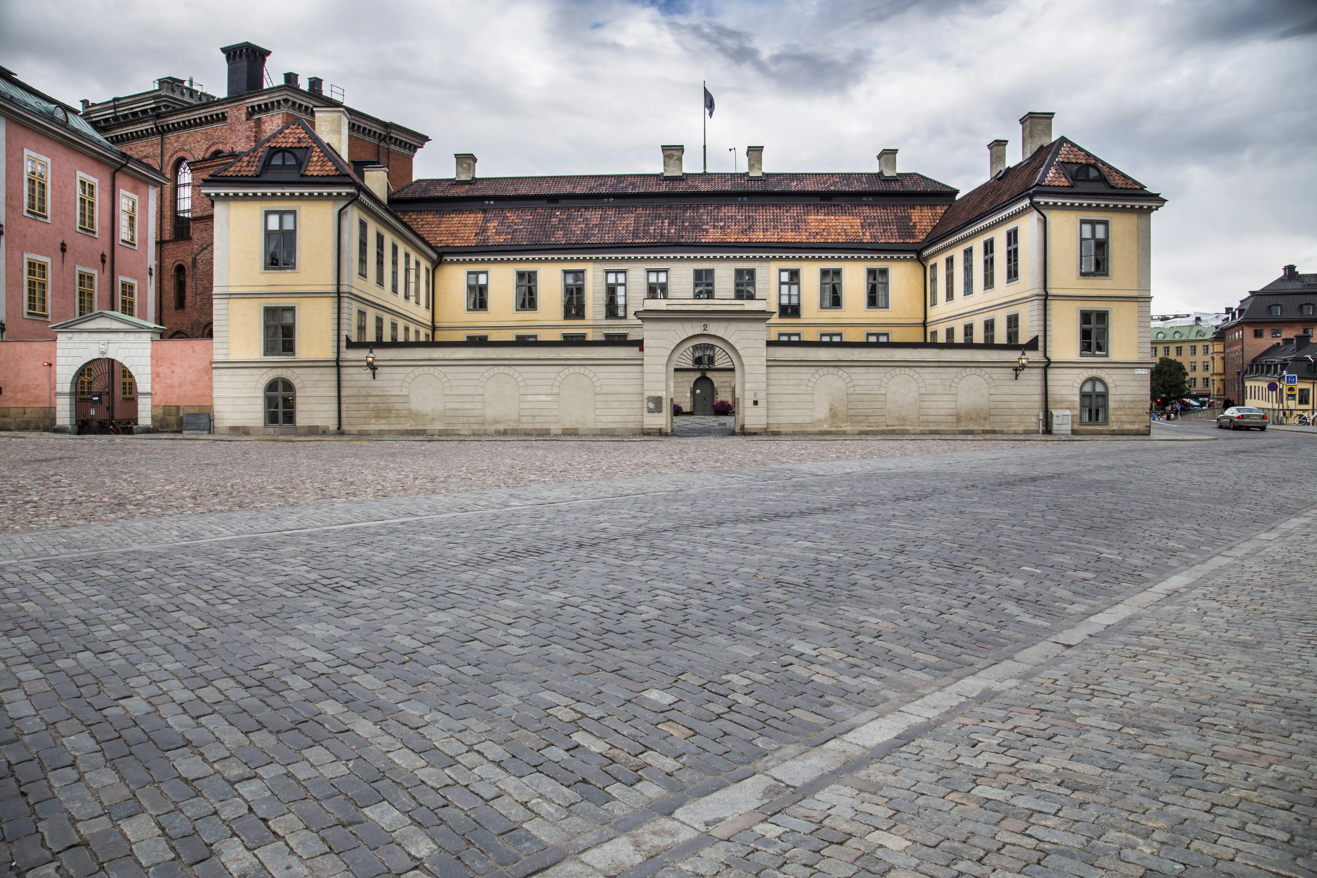 Hessensteinska huset sett från Birger Jarls torg. Huset har två flyglar och en mur med port mot torget.