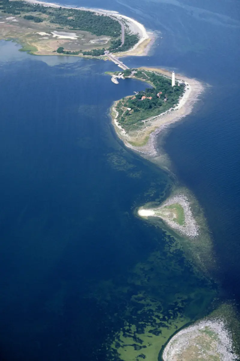 Flygbild av Ölands norra udde. Små öar med steniga stränder - en av dem med fyren Långe Erik.