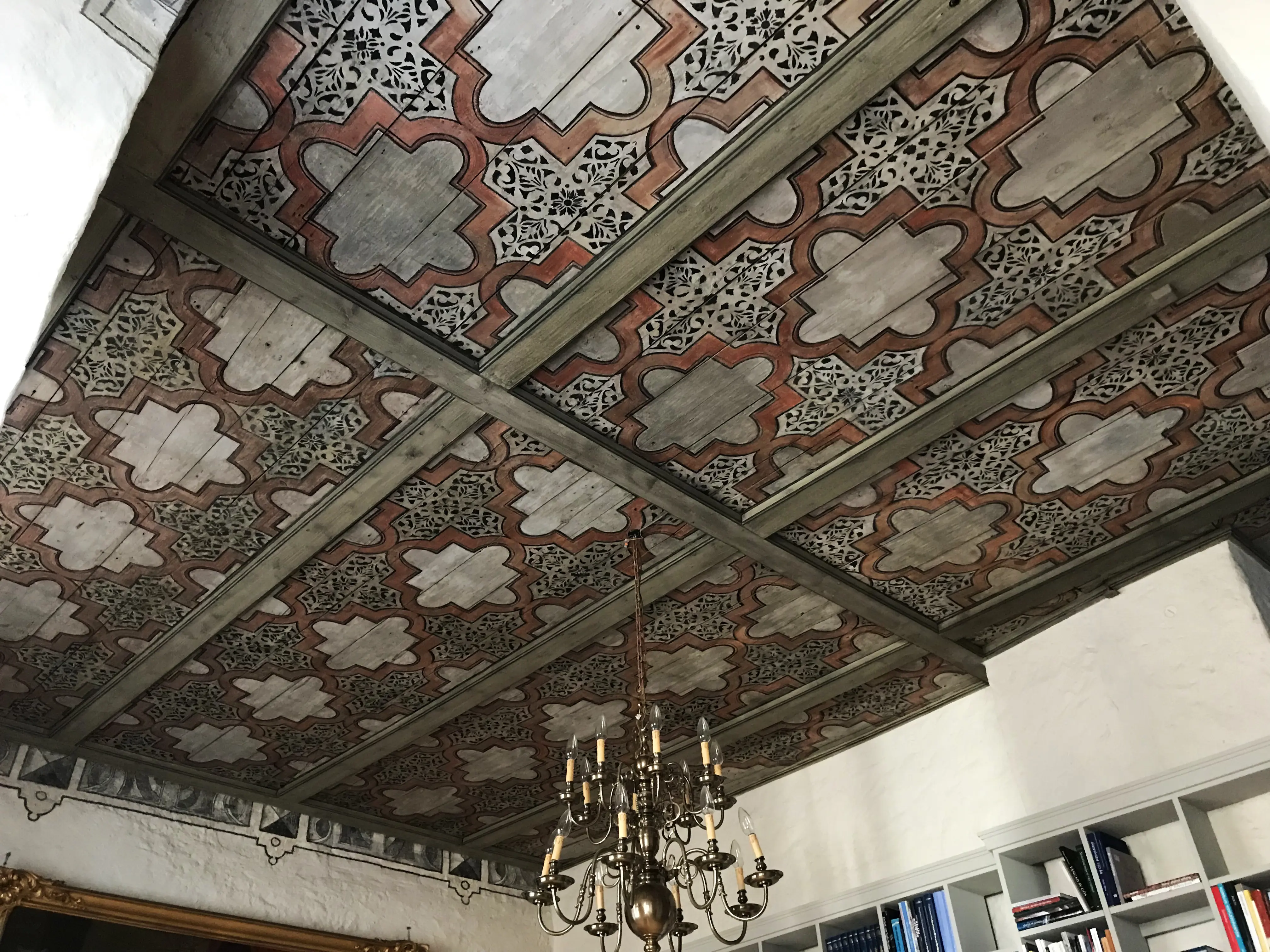 Målat innertak av trä i Linköpings slott.