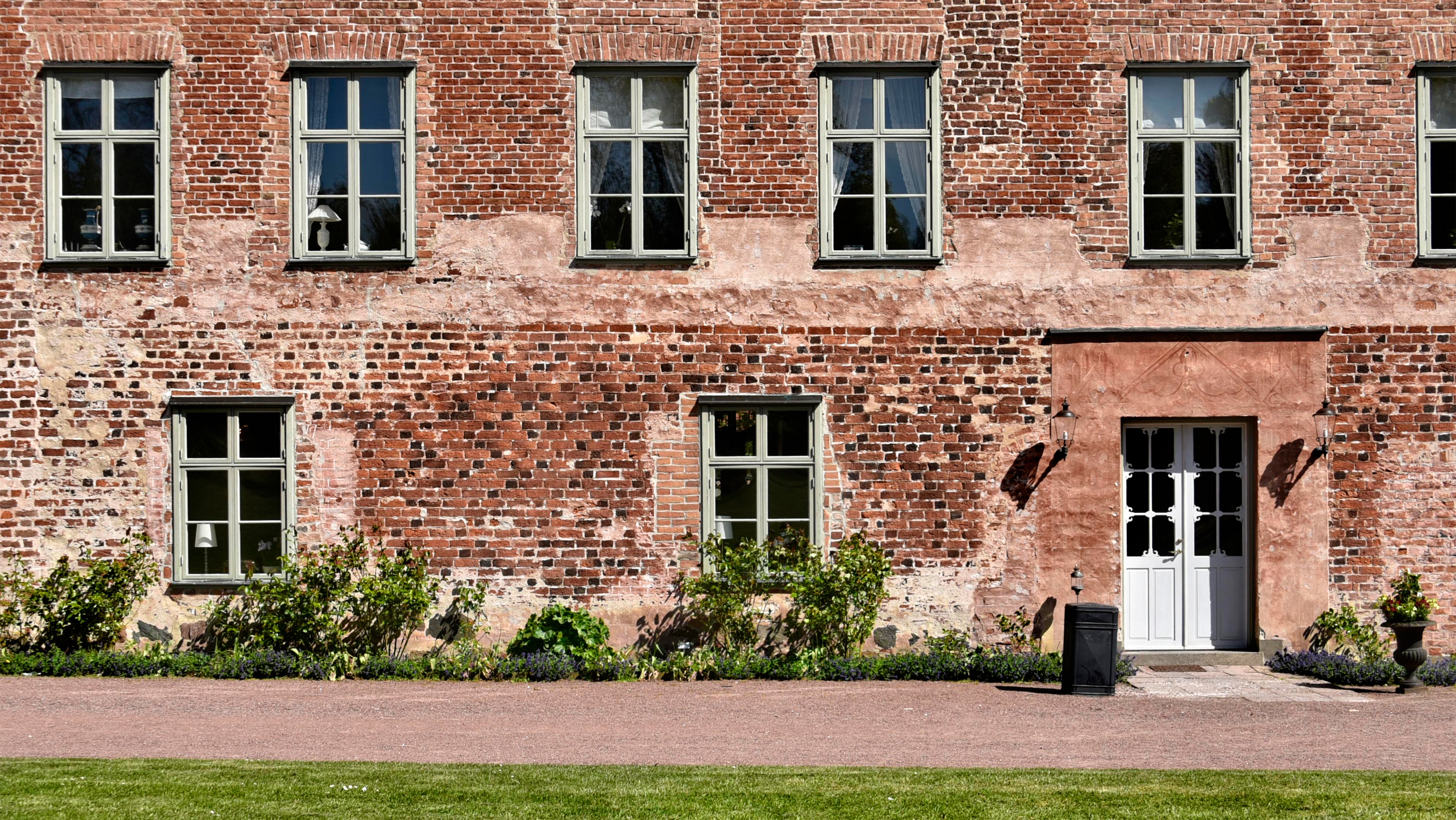 Även valet av bruk är väsentligt för att bevara tegelmurar. Kalkbruk som är mjukare än tegel gör att tegelstenarna håller om muren rör sig, medan ett modernt hårt cementbruk gör att tegelstenarna spricker. 