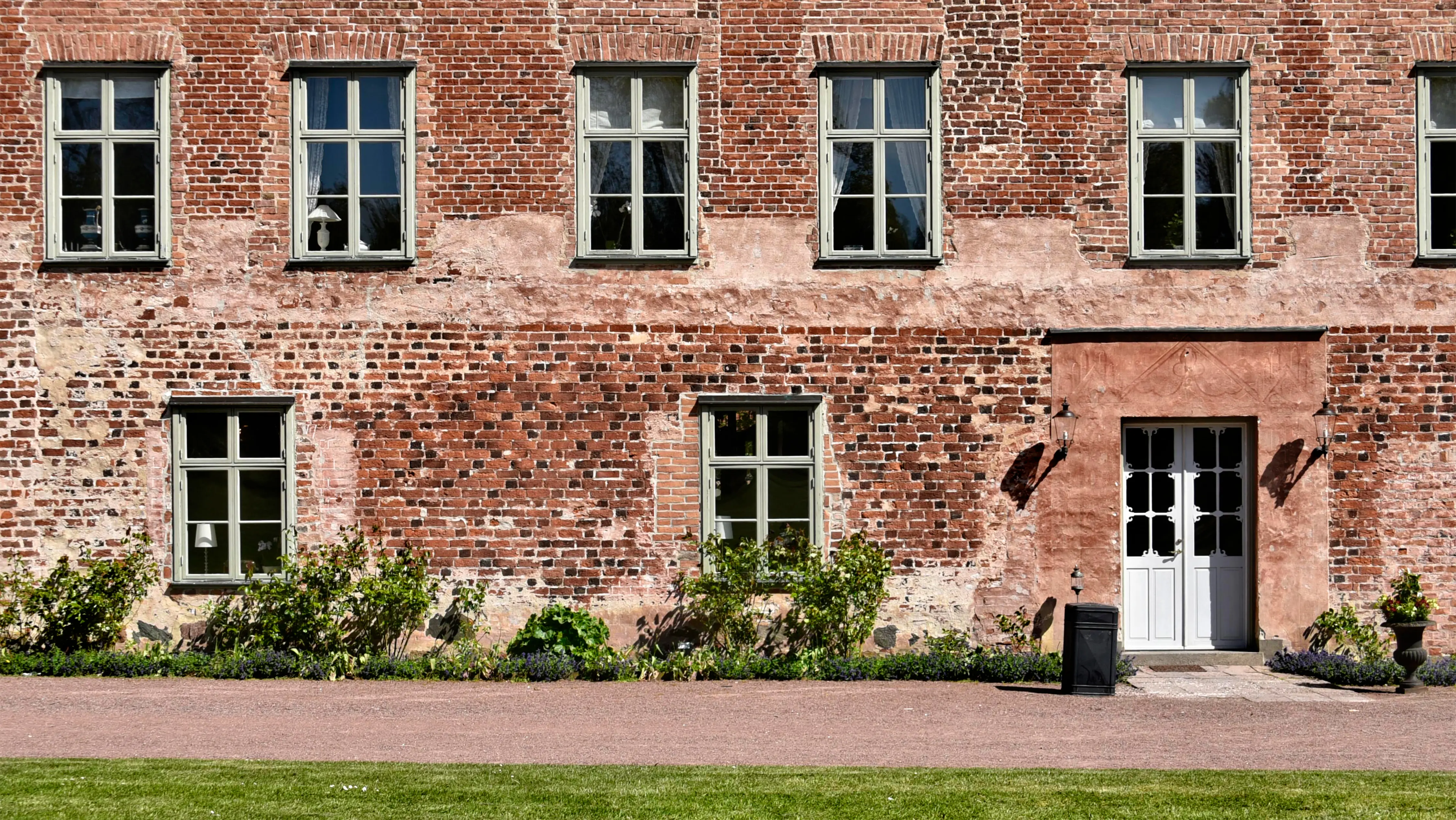 Även valet av bruk är väsentligt för att bevara tegelmurar. Kalkbruk som är mjukare än tegel gör att tegelstenarna håller om muren rör sig, medan ett modernt hårt cementbruk gör att tegelstenarna spricker.