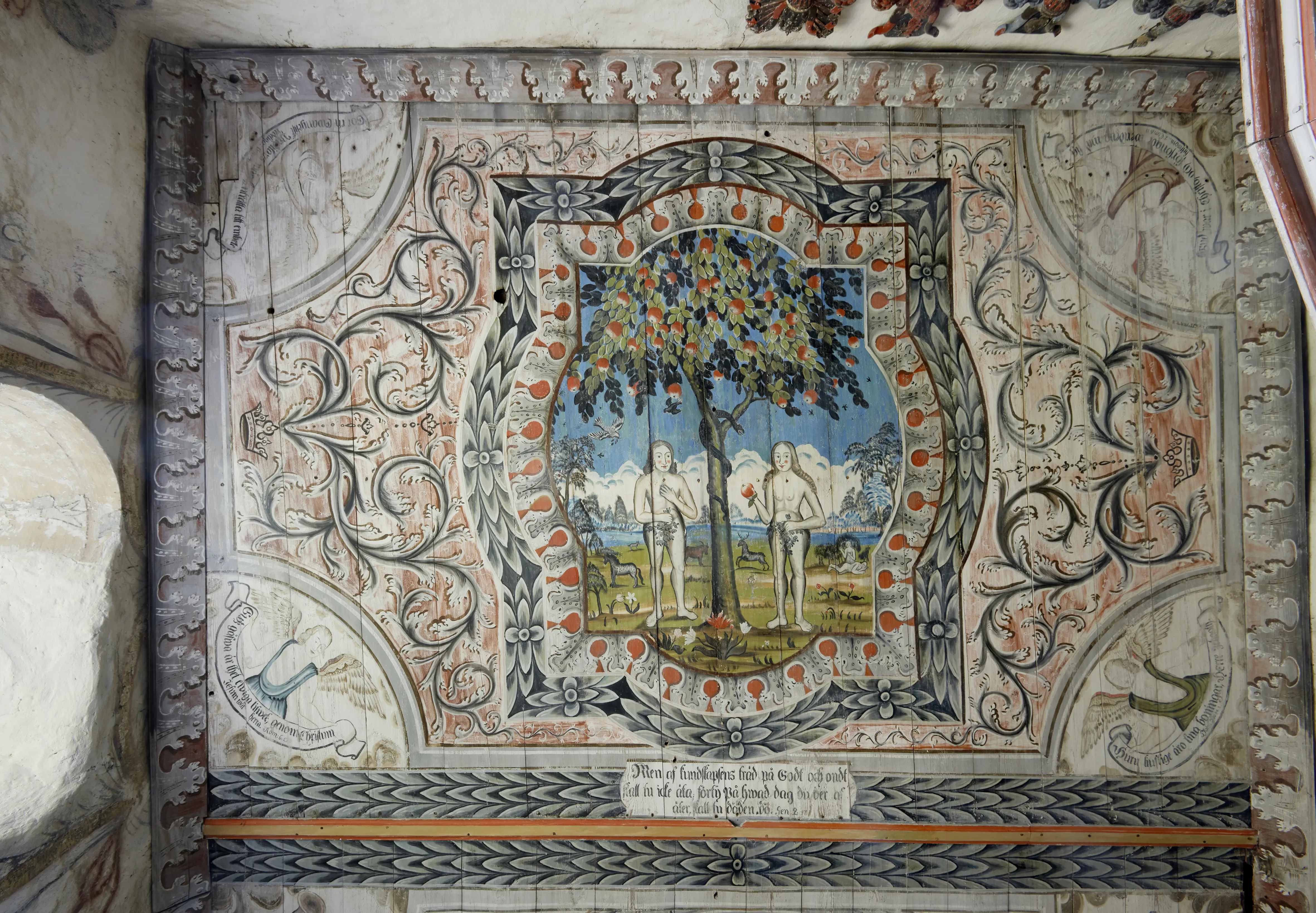 Interiör, Suntaks gamla kyrka. Innertak i trä med målning av syndafallet. Bilden omges av sirlig växtornamentik.