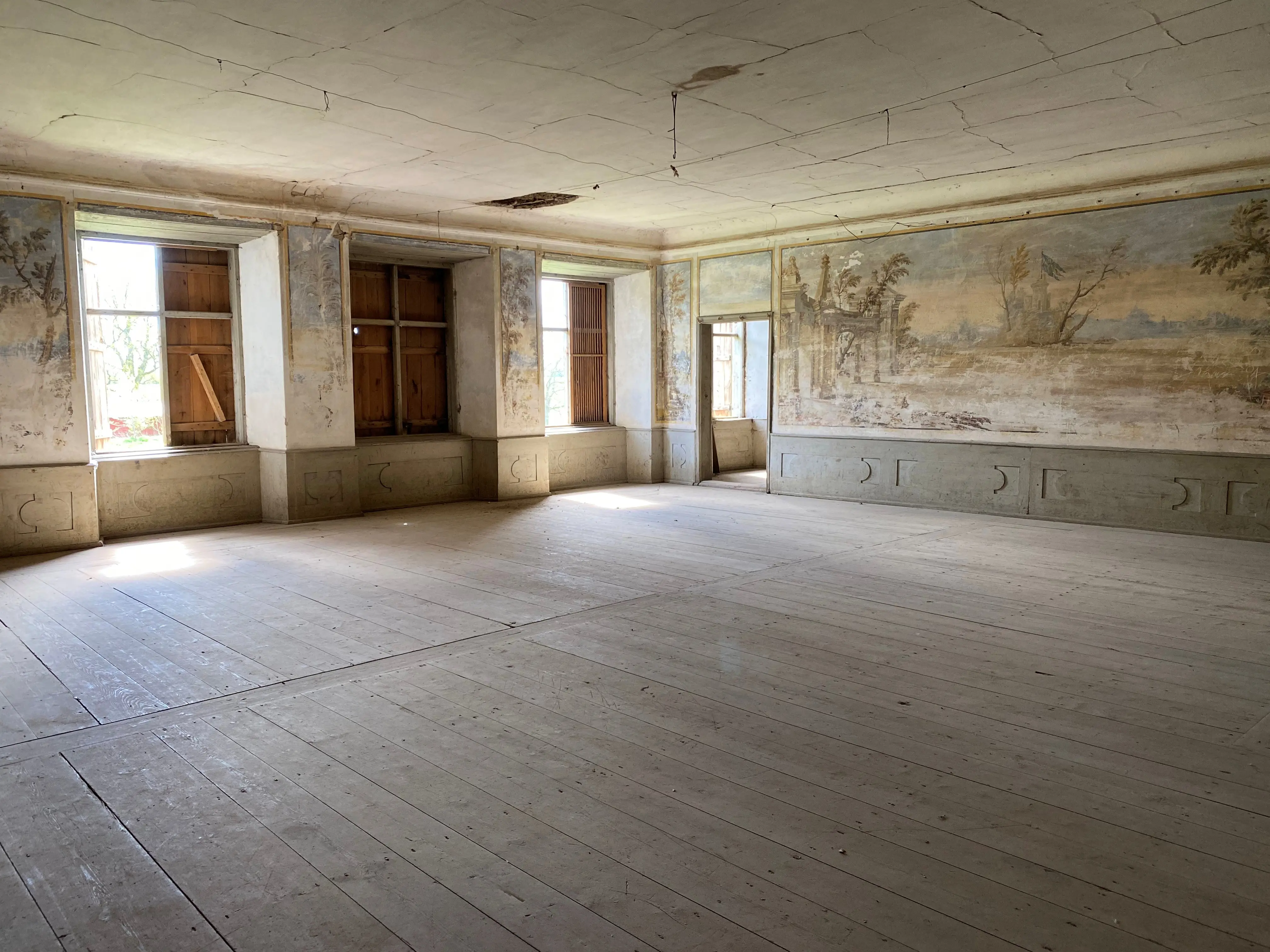 Interiör, Stora Stenhuset på Tuna kungsgård. Rum med plankgolv och väggar målade med landskapsmotiv.